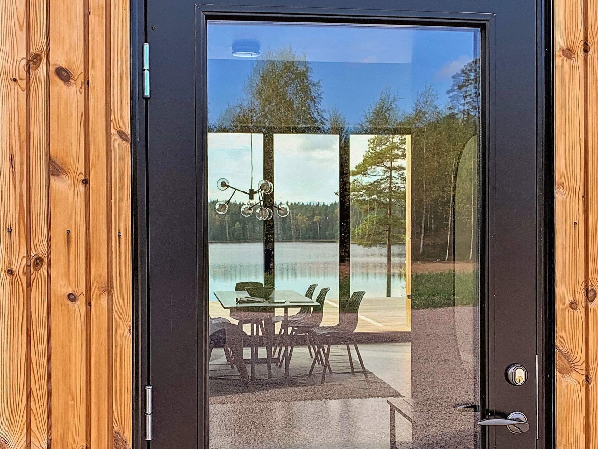 Design vakantiehuis met panoramisch uitzicht op het meer in Håcksvik - foto 9