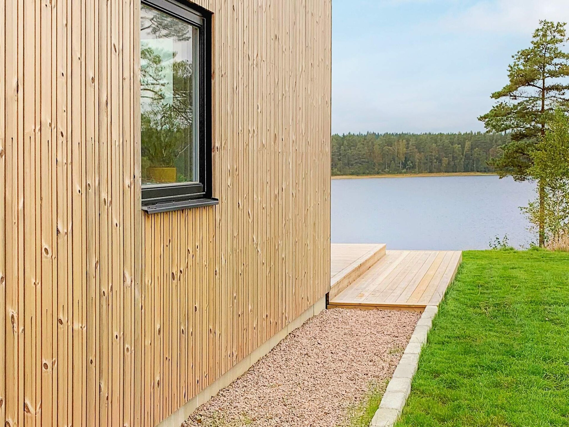 Design vakantiehuis met panoramisch uitzicht op het meer in Håcksvik - foto 12
