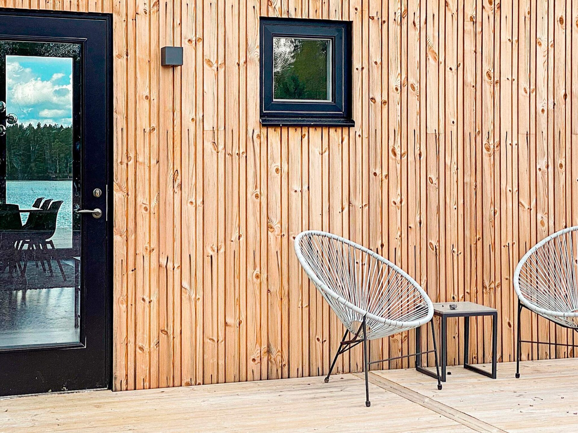 Design vakantiehuis met panoramisch uitzicht op het meer in Håcksvik - foto 13