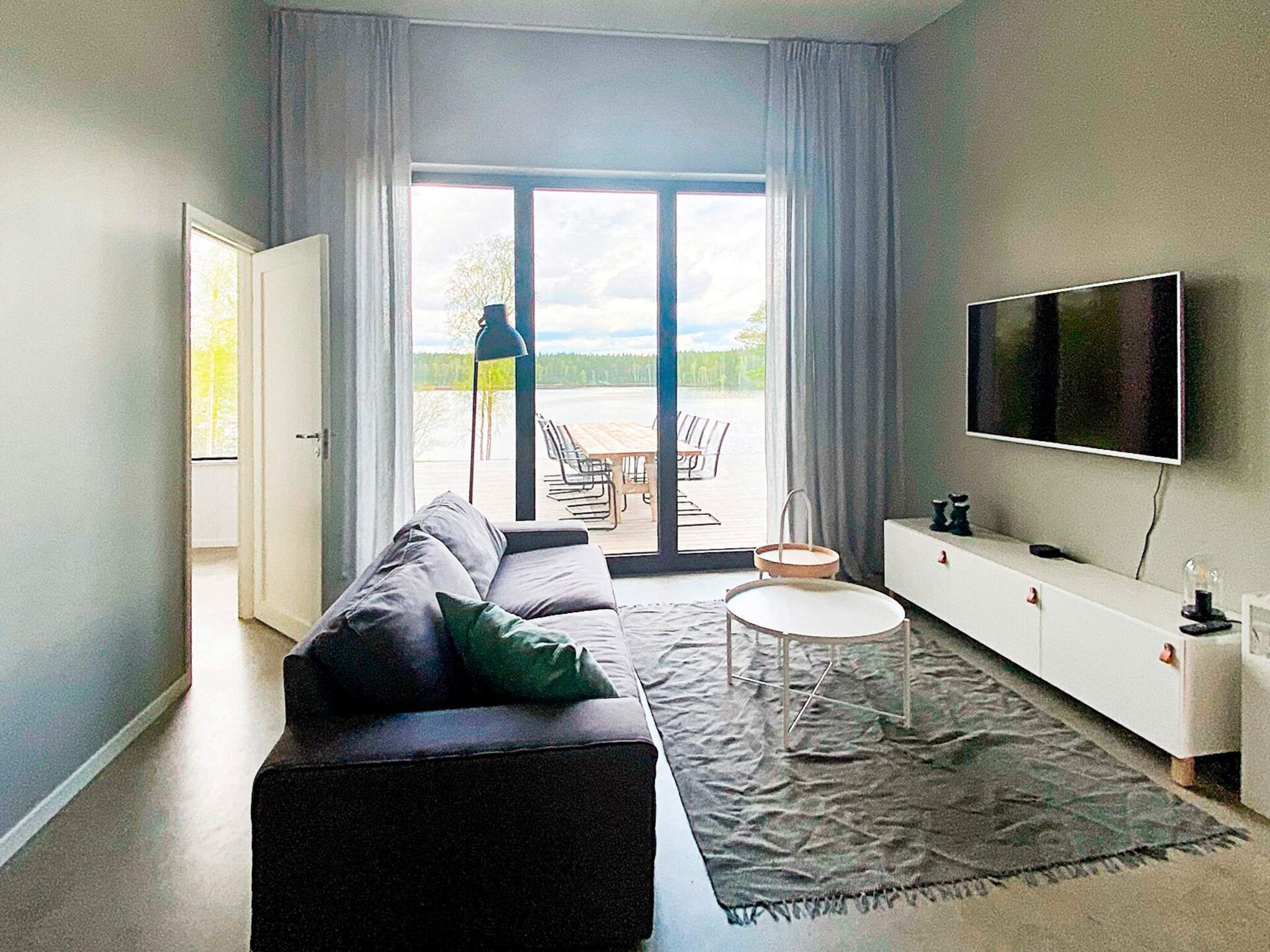 Design vakantiehuis met panoramisch uitzicht op het meer in Håcksvik - foto 25
