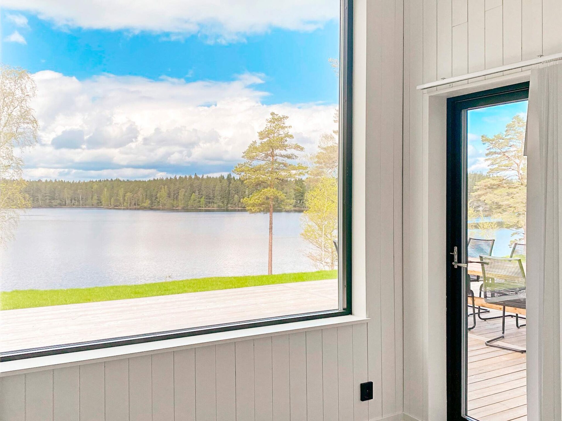 Design vakantiehuis met panoramisch uitzicht op het meer in Håcksvik - foto 31