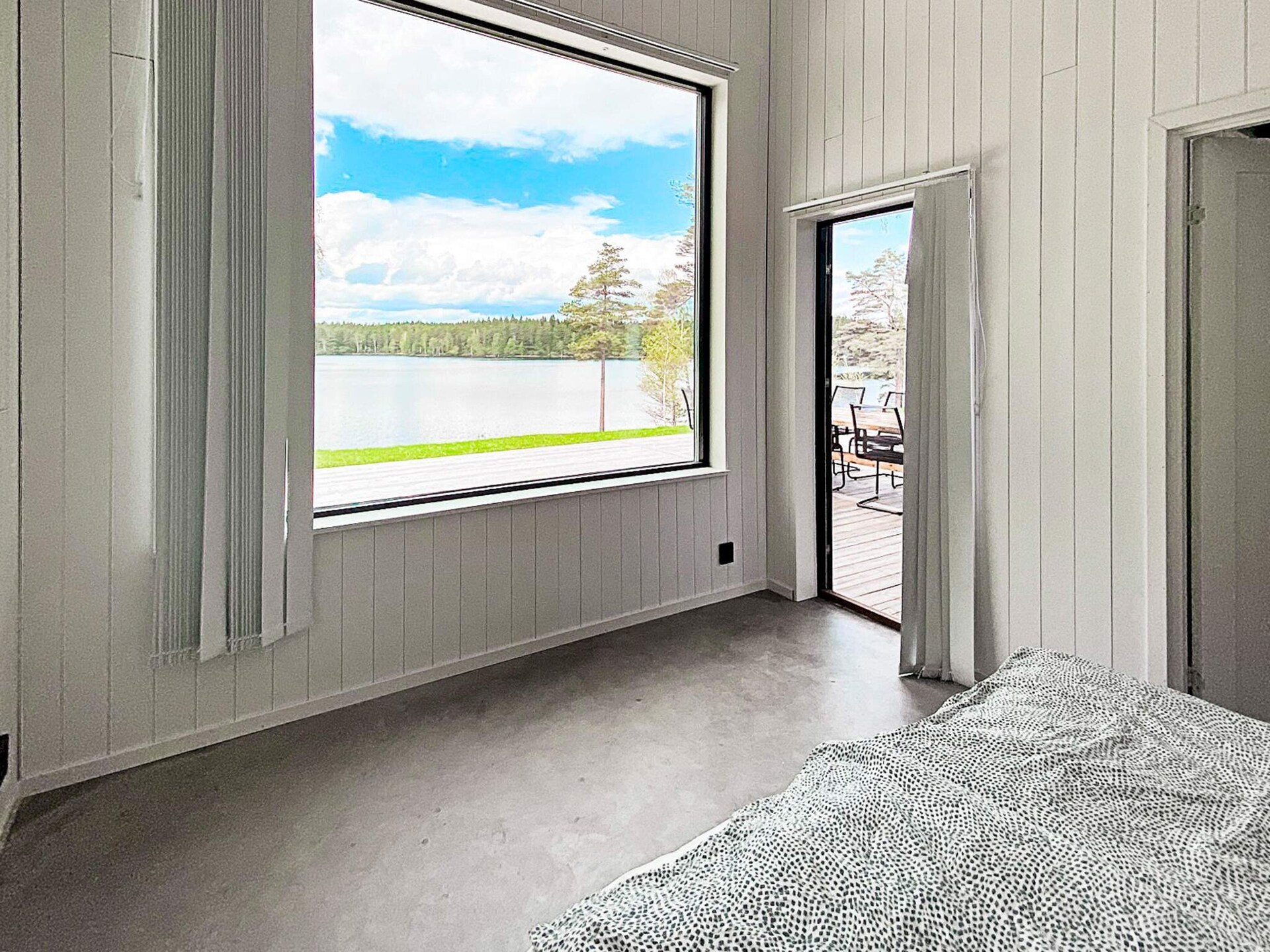 Design vakantiehuis met panoramisch uitzicht op het meer in Håcksvik - foto 32