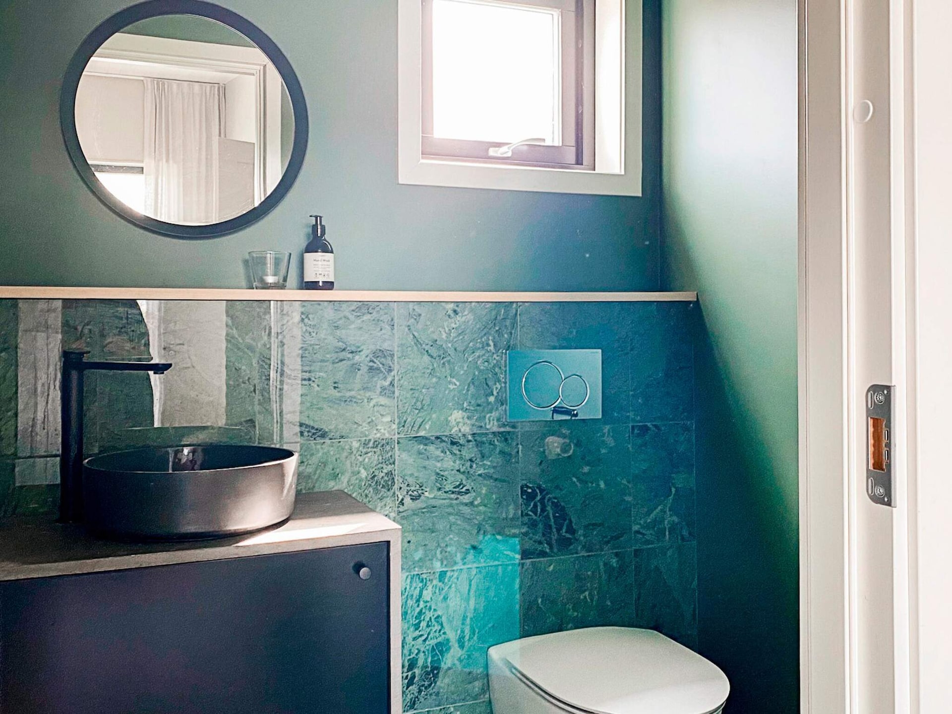 Design vakantiehuis met panoramisch uitzicht op het meer in Håcksvik - foto 38