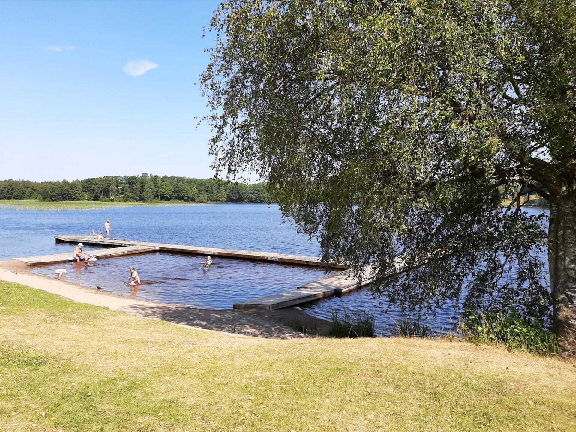Knusse stuga aan het Lillesjö meer met eigen terras en visstek op 20 meter - foto 22