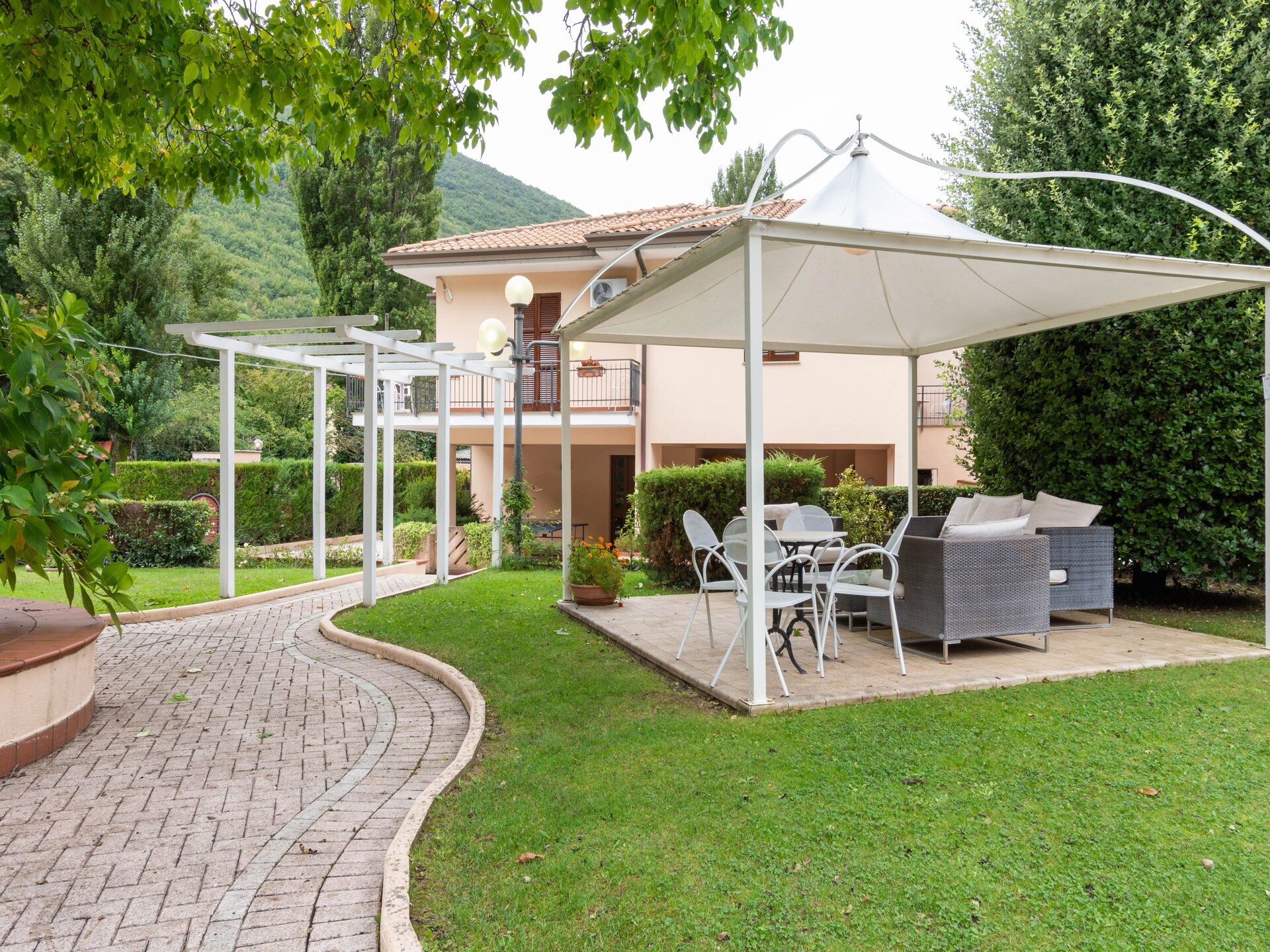 Rustgevend vakantiehuis in Foligno met zwembad en bubbelbad - foto 1