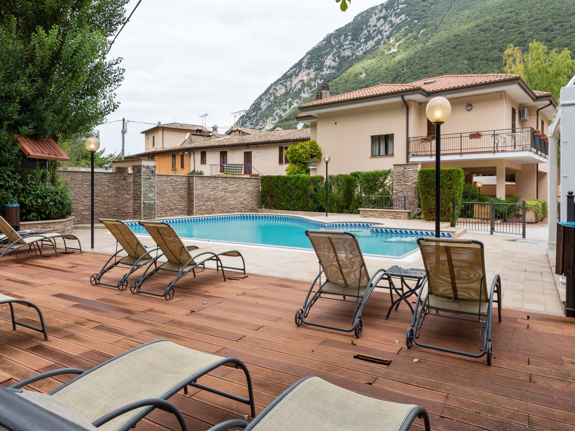 Rustgevend vakantiehuis in Foligno met zwembad en bubbelbad - foto 2