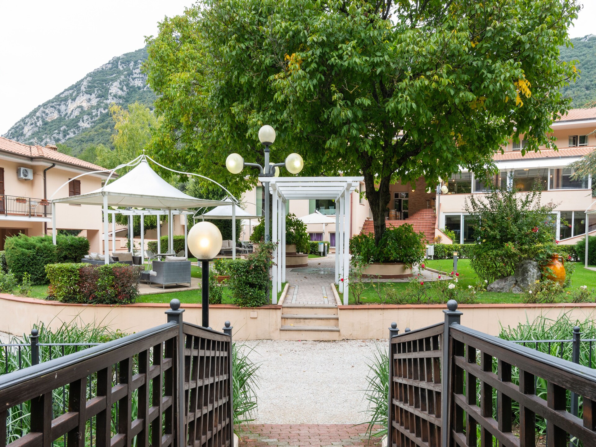 Rustgevend vakantiehuis in Foligno met zwembad en bubbelbad - foto 19