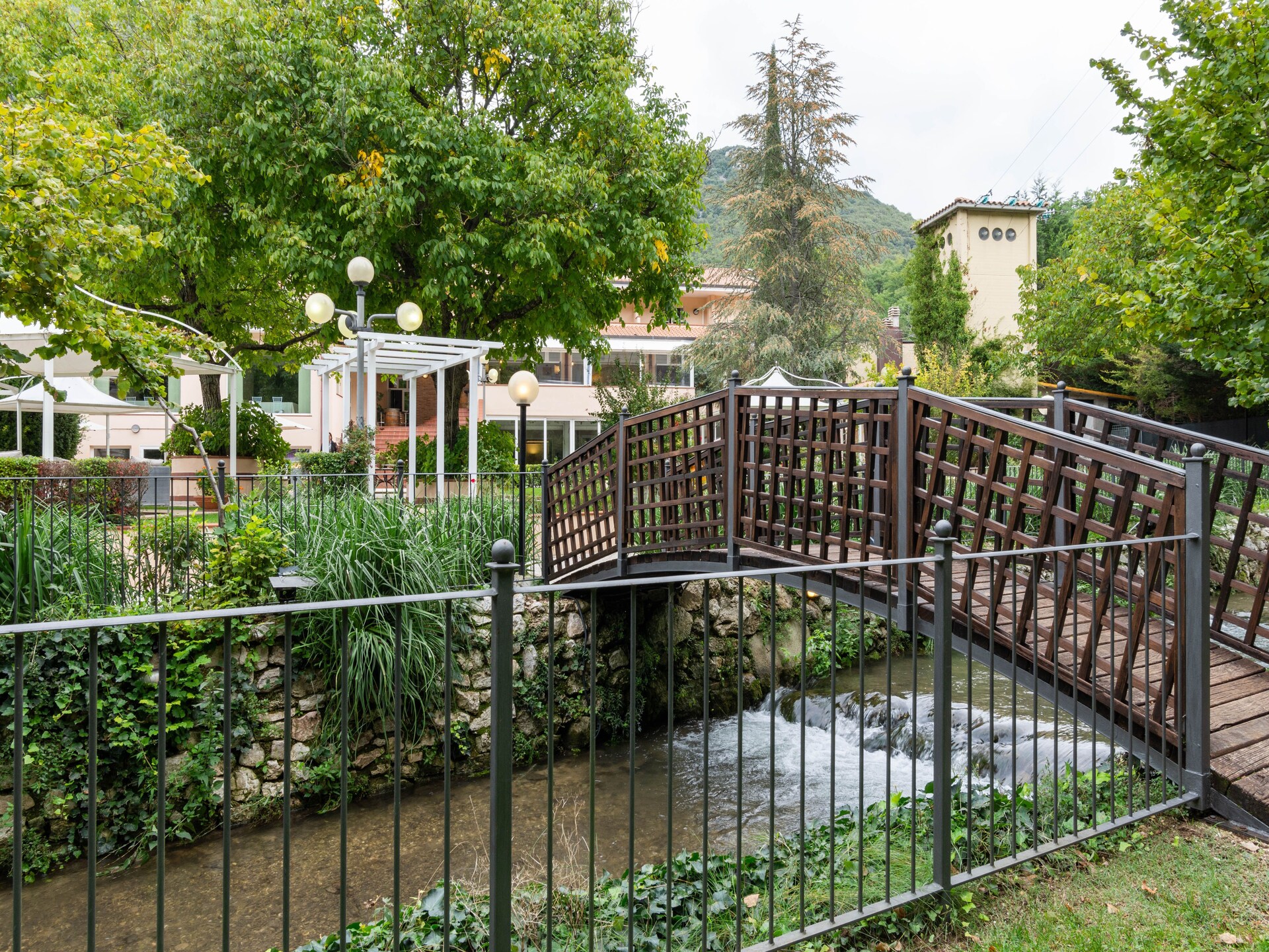 Rustgevend vakantiehuis in Foligno met zwembad en bubbelbad - foto 24