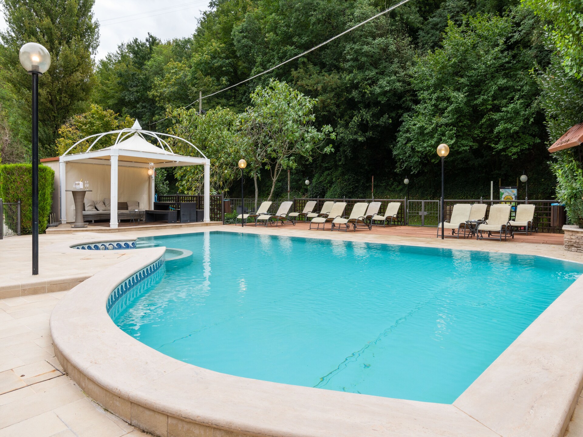 Rustgevend vakantiehuis in Foligno met zwembad en bubbelbad - foto 3