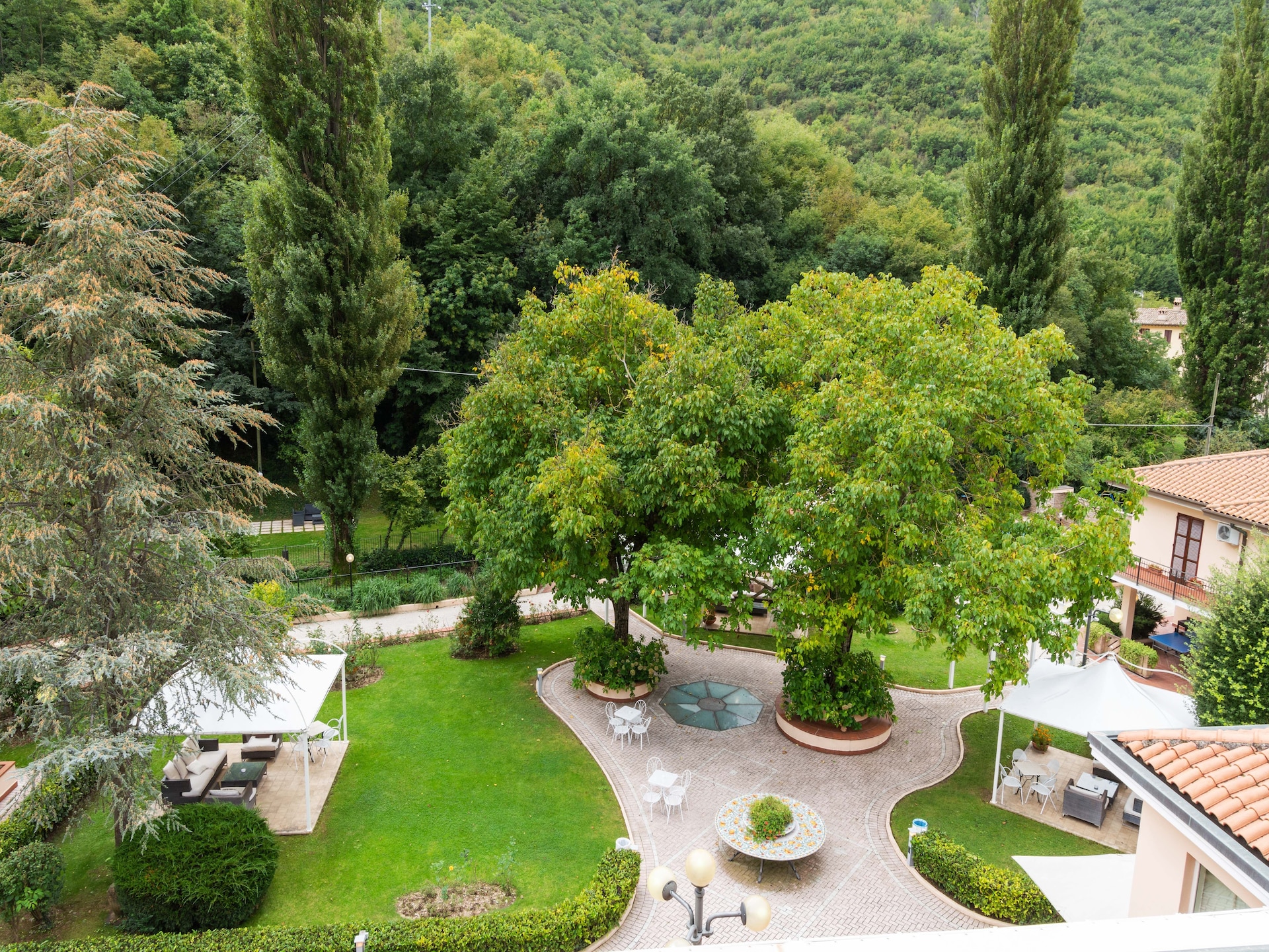 Rustgevend vakantiehuis in Foligno met zwembad en bubbelbad - foto 21
