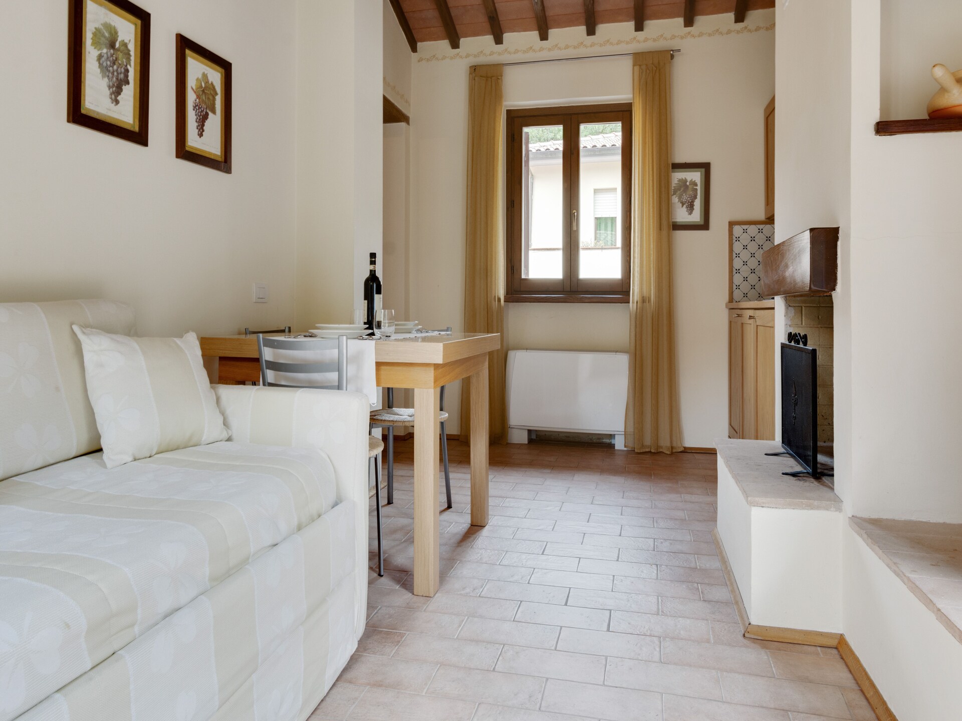 Rustgevend vakantiehuis in Foligno met zwembad en bubbelbad - foto 8