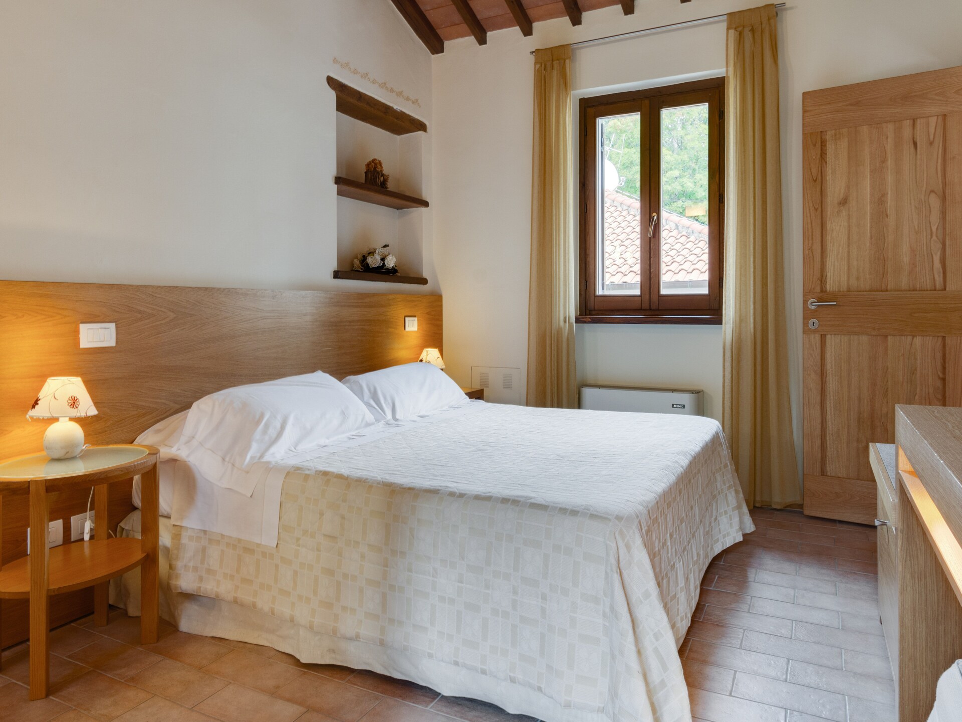 Rustgevend vakantiehuis in Foligno met zwembad en bubbelbad - foto 4