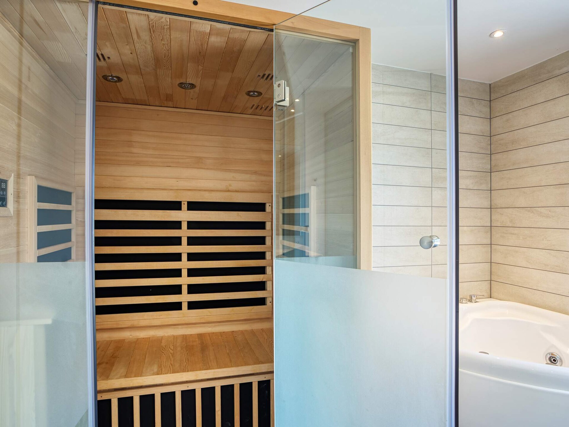 Ruim vakantiehuis met sauna, whirlpool en activiteitenruimte op 200m van zee - foto 31