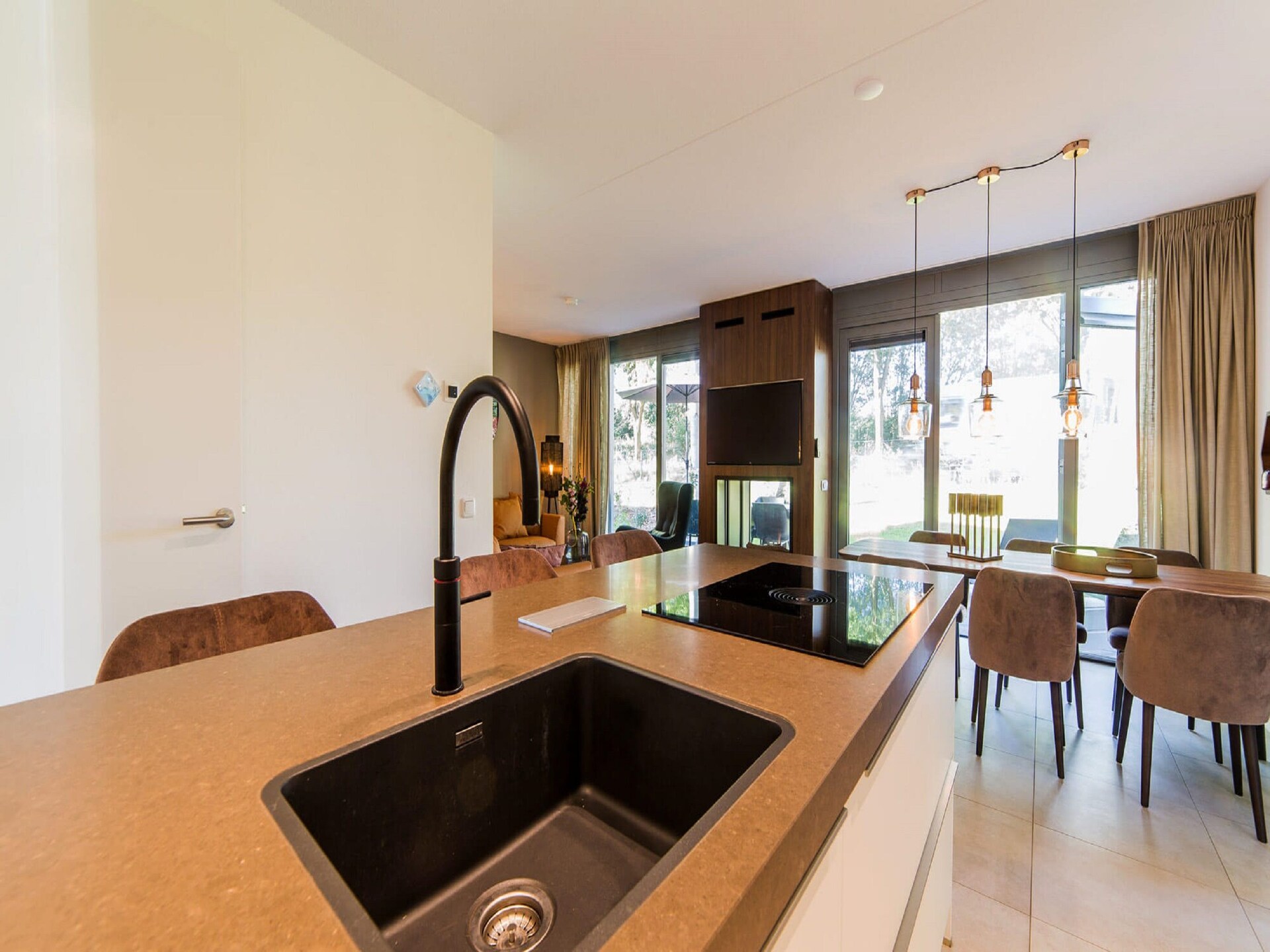 Moderne designvilla met doorkijkhaard en 3 en-suite badkamers in Resort Maastricht - foto 8