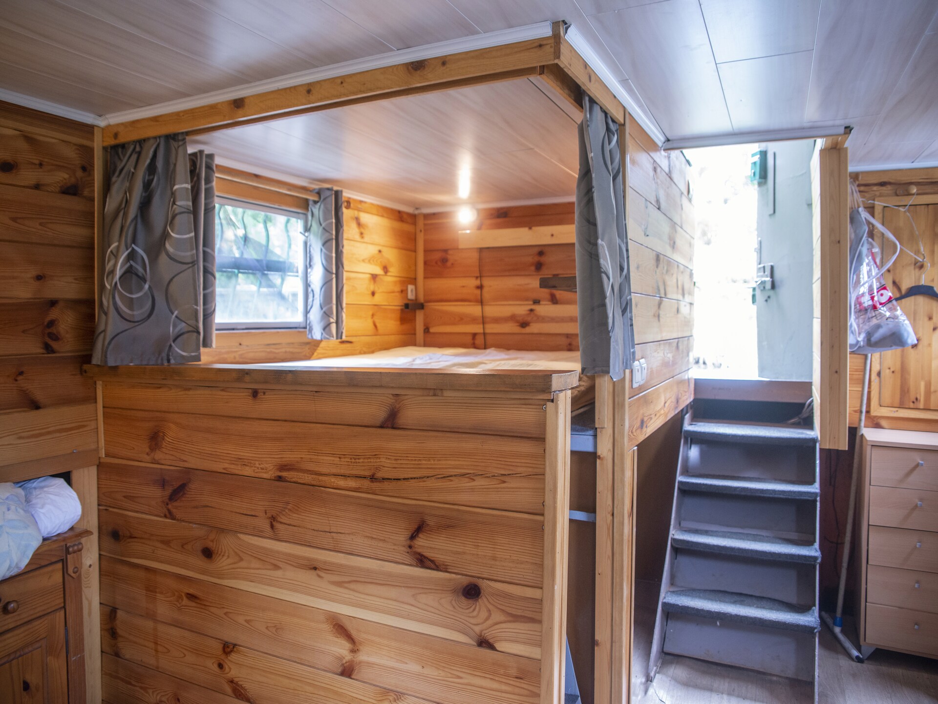 Unieke woonboot aan privémeer met dakterras en vismogelijkheden in Florennes - foto 13