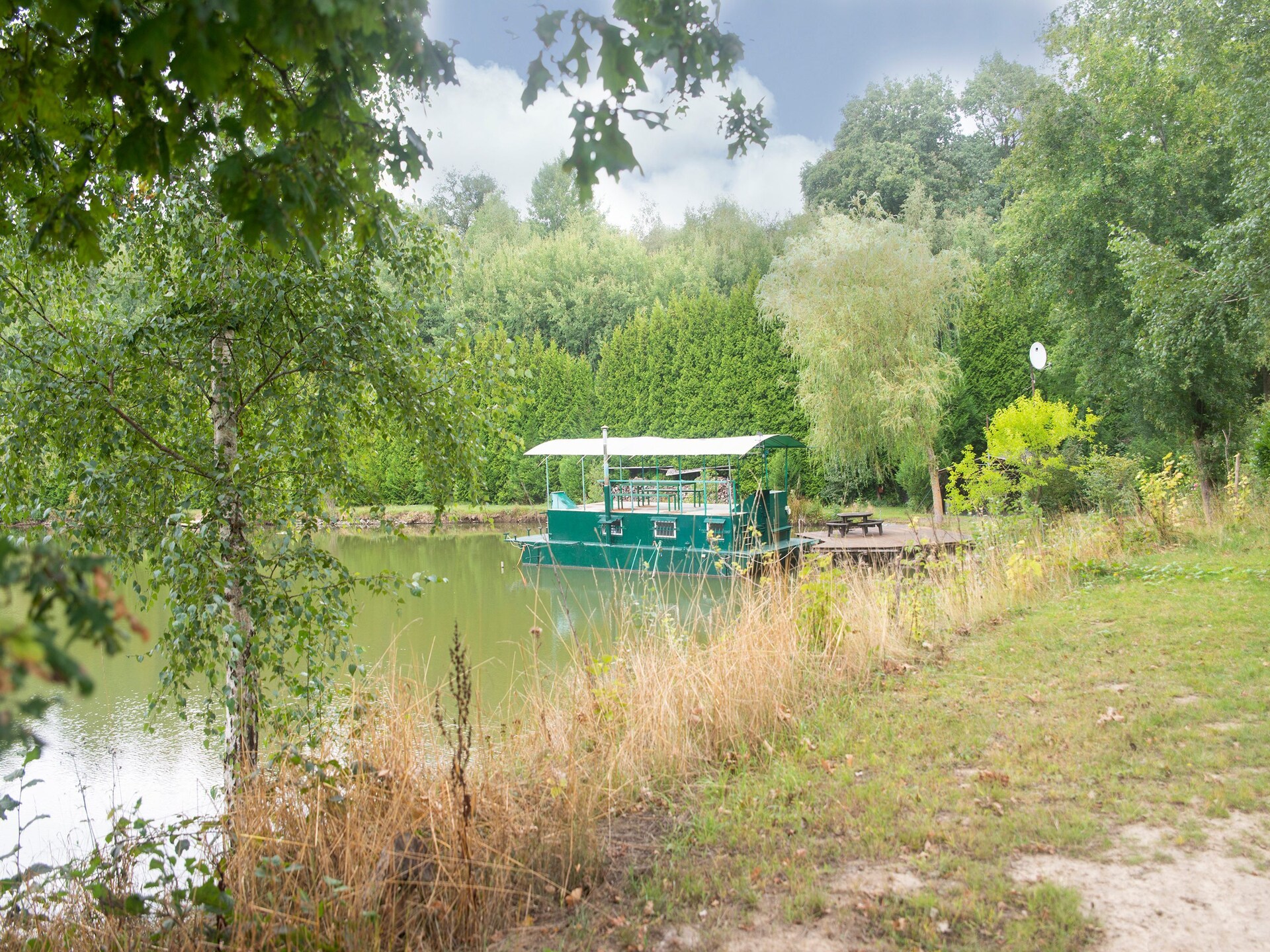 Unieke woonboot aan privémeer met dakterras en vismogelijkheden in Florennes - foto 6