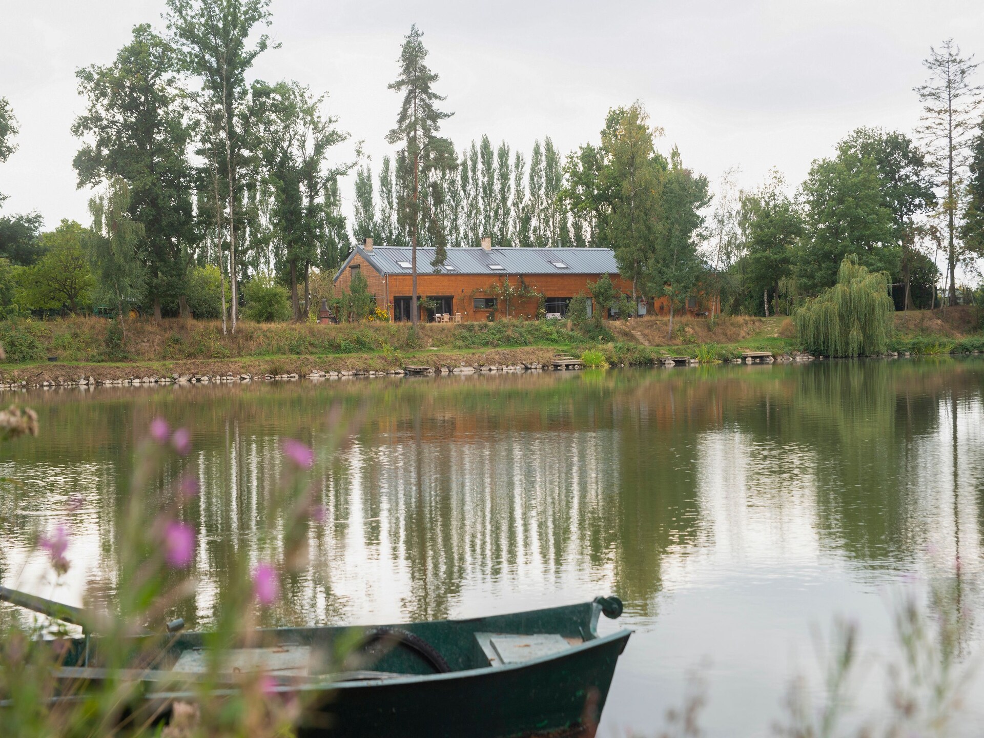 Unieke woonboot aan privémeer met dakterras en vismogelijkheden in Florennes - foto 20