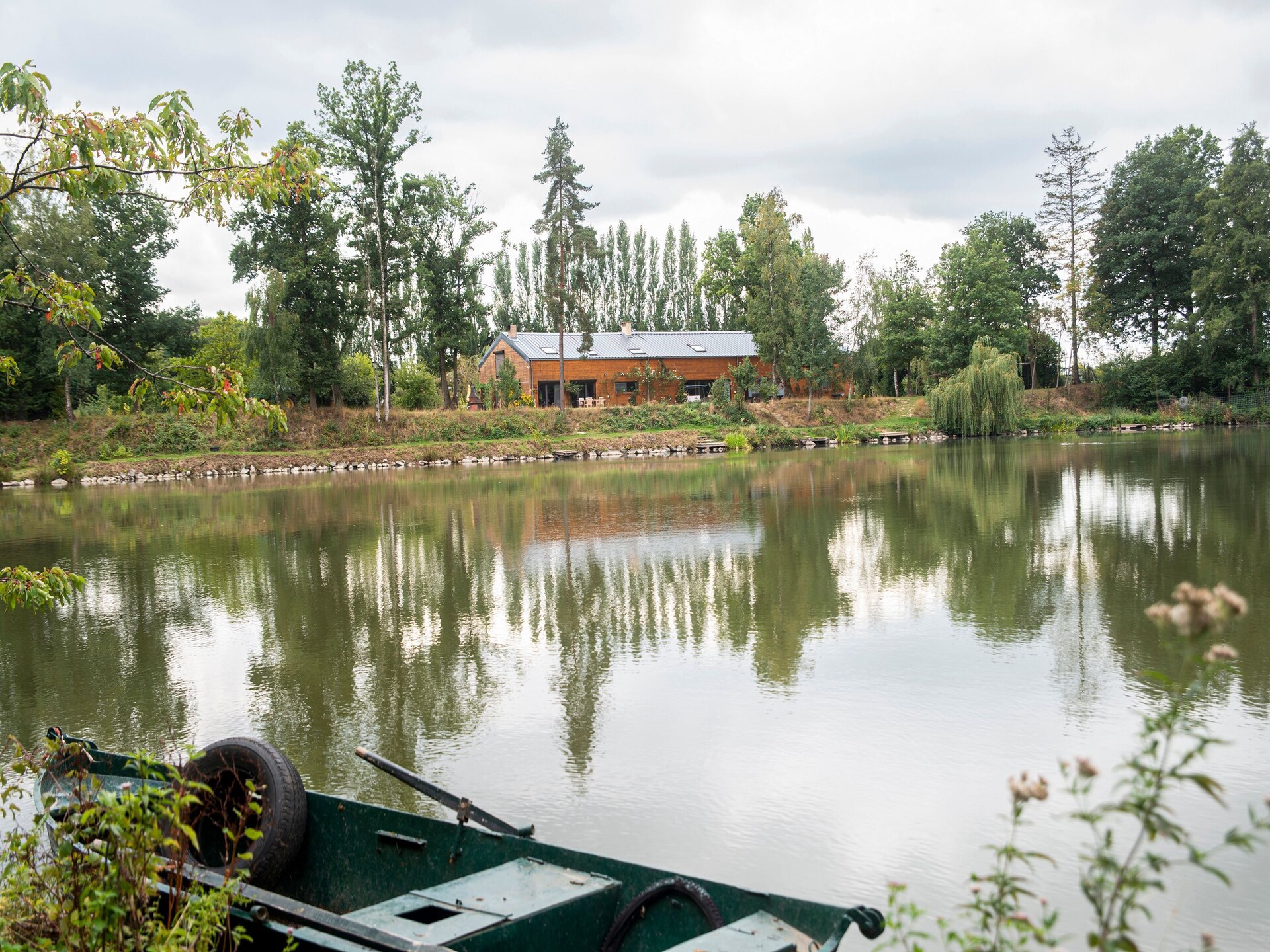 Unieke woonboot aan privémeer met dakterras en vismogelijkheden in Florennes - foto 27