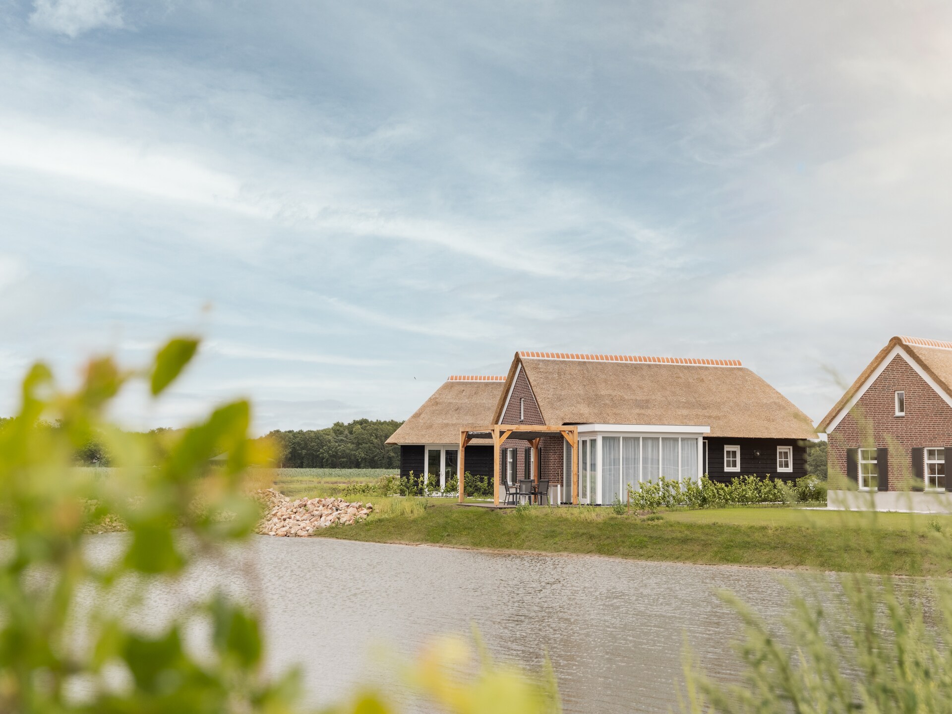 Elegante villa met rieten dak op hondenlief vakantiepark bij Someren - foto 14
