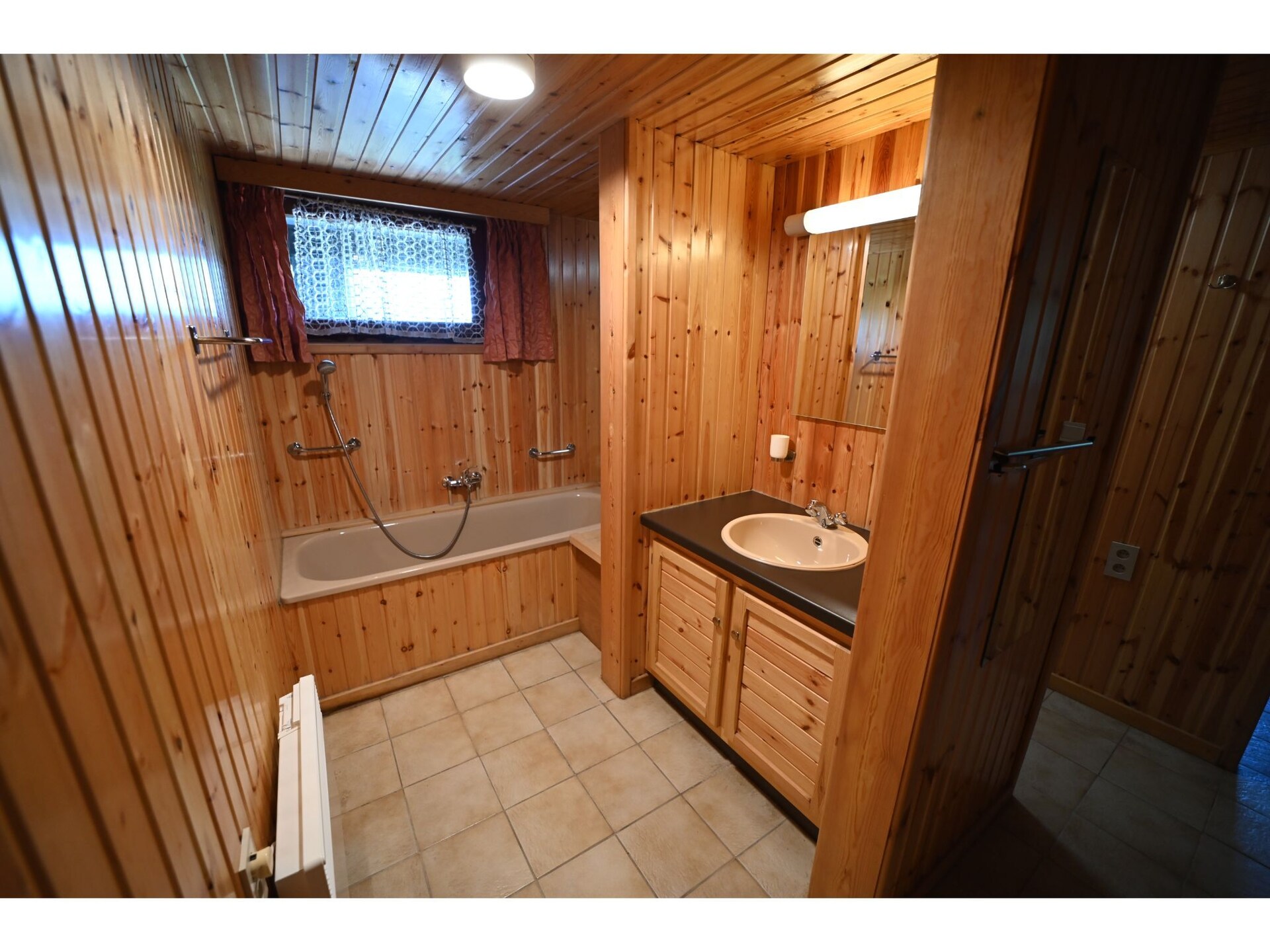 6-persoons chalet met hottub en Ourthe-uitzicht in Beffe - foto 18