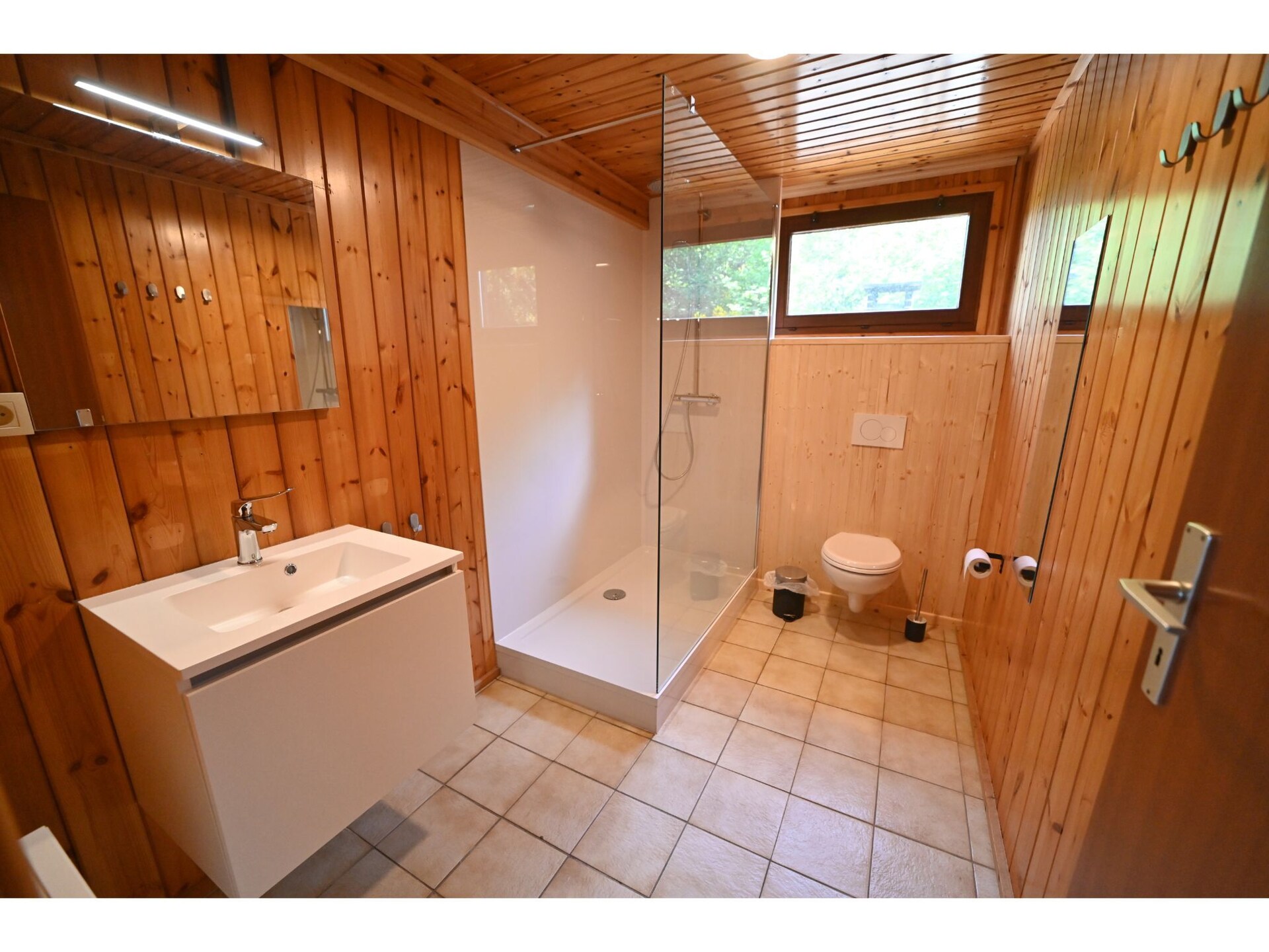 6-persoons chalet met hottub en Ourthe-uitzicht in Beffe - foto 20