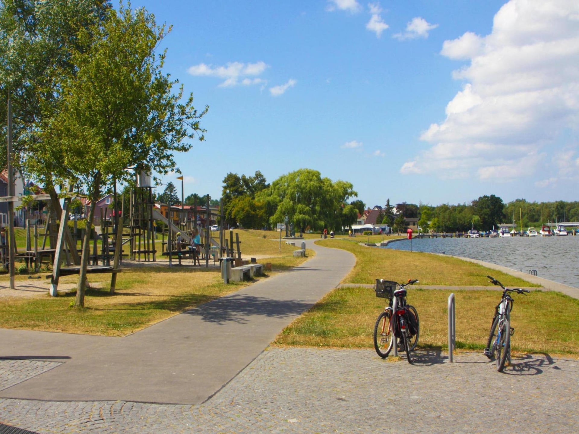 4-persoons woonboot aan het meer in Ribnitz-Damgarten - foto 12