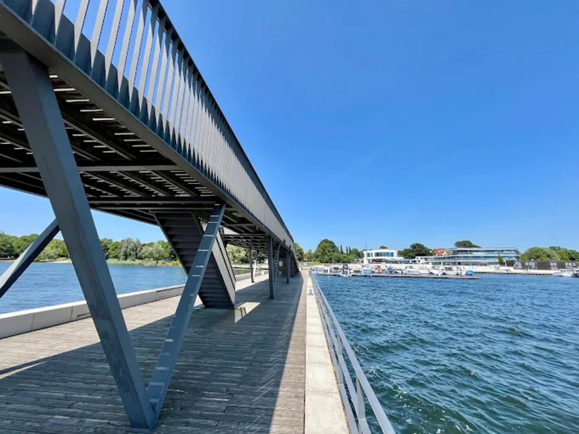 Vrijstaande bungalow aan de Senftenberger See met tuin, vlakbij het strand - foto 12