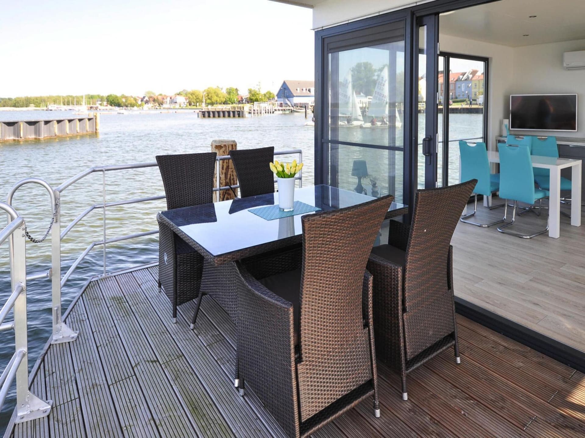 Moderne woonboot Leni in de haven van Ribnitz-Damgarten - foto 4