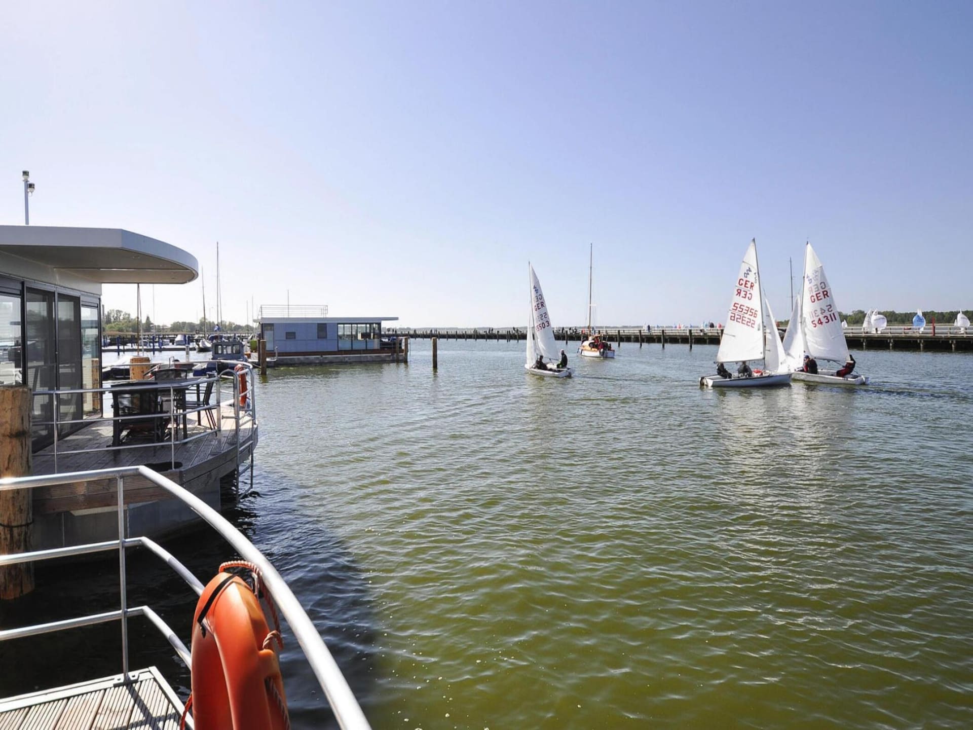Moderne woonboot Leni in de haven van Ribnitz-Damgarten - foto 20