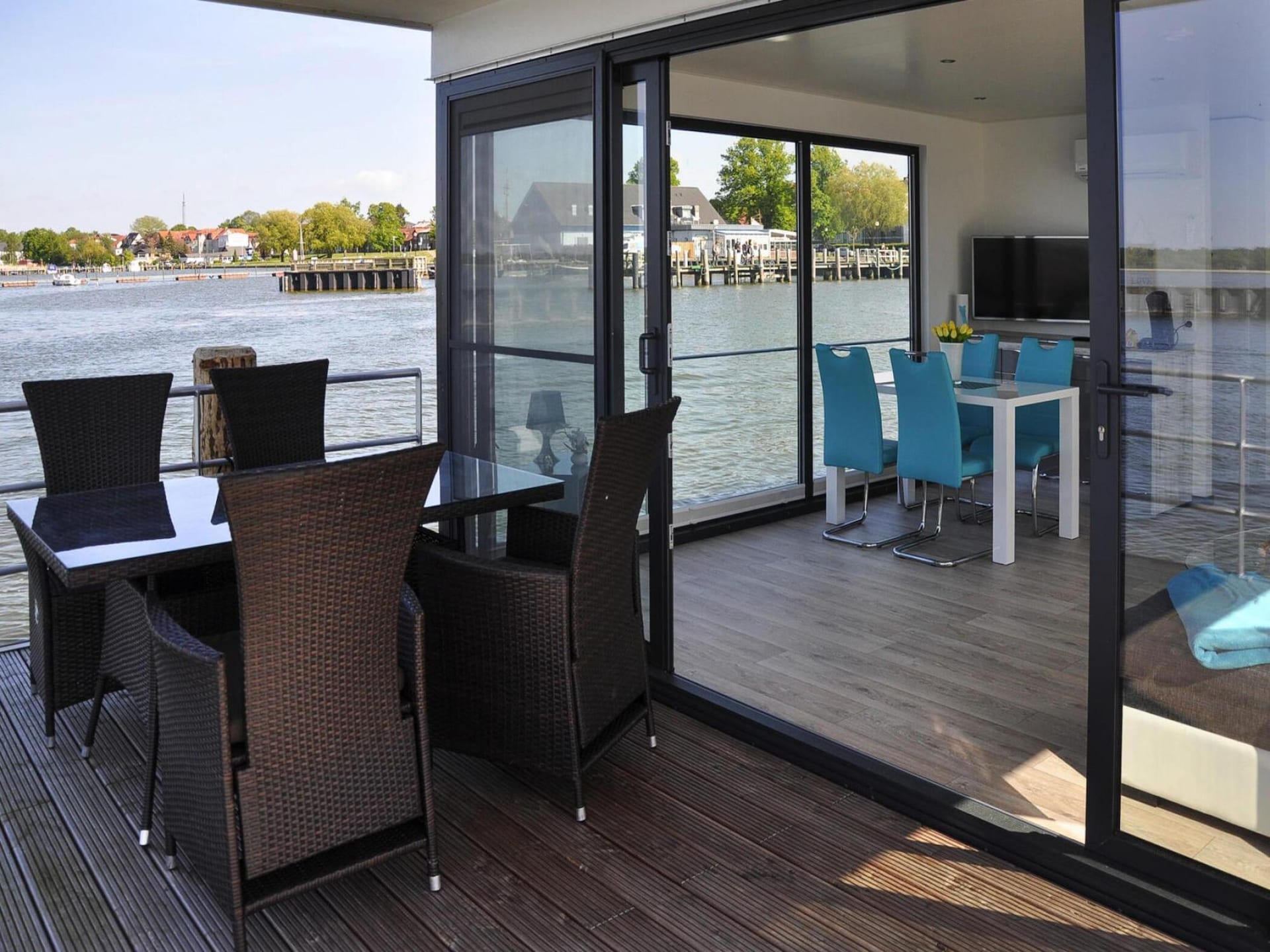 Moderne woonboot Leni in de haven van Ribnitz-Damgarten - foto 14