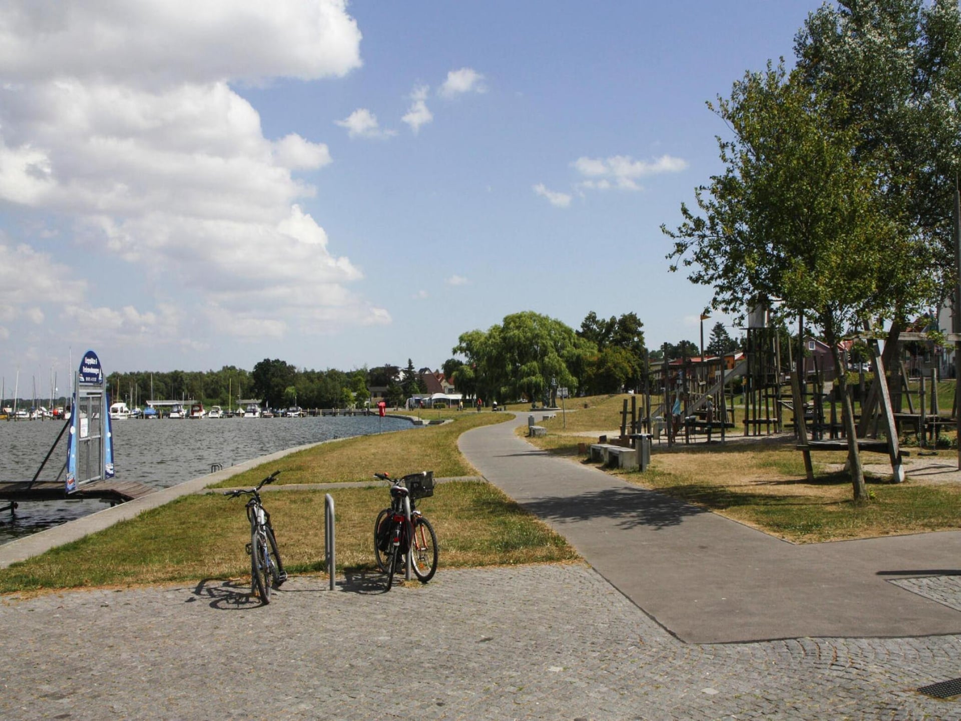 Moderne woonboot Leni in de haven van Ribnitz-Damgarten - foto 21