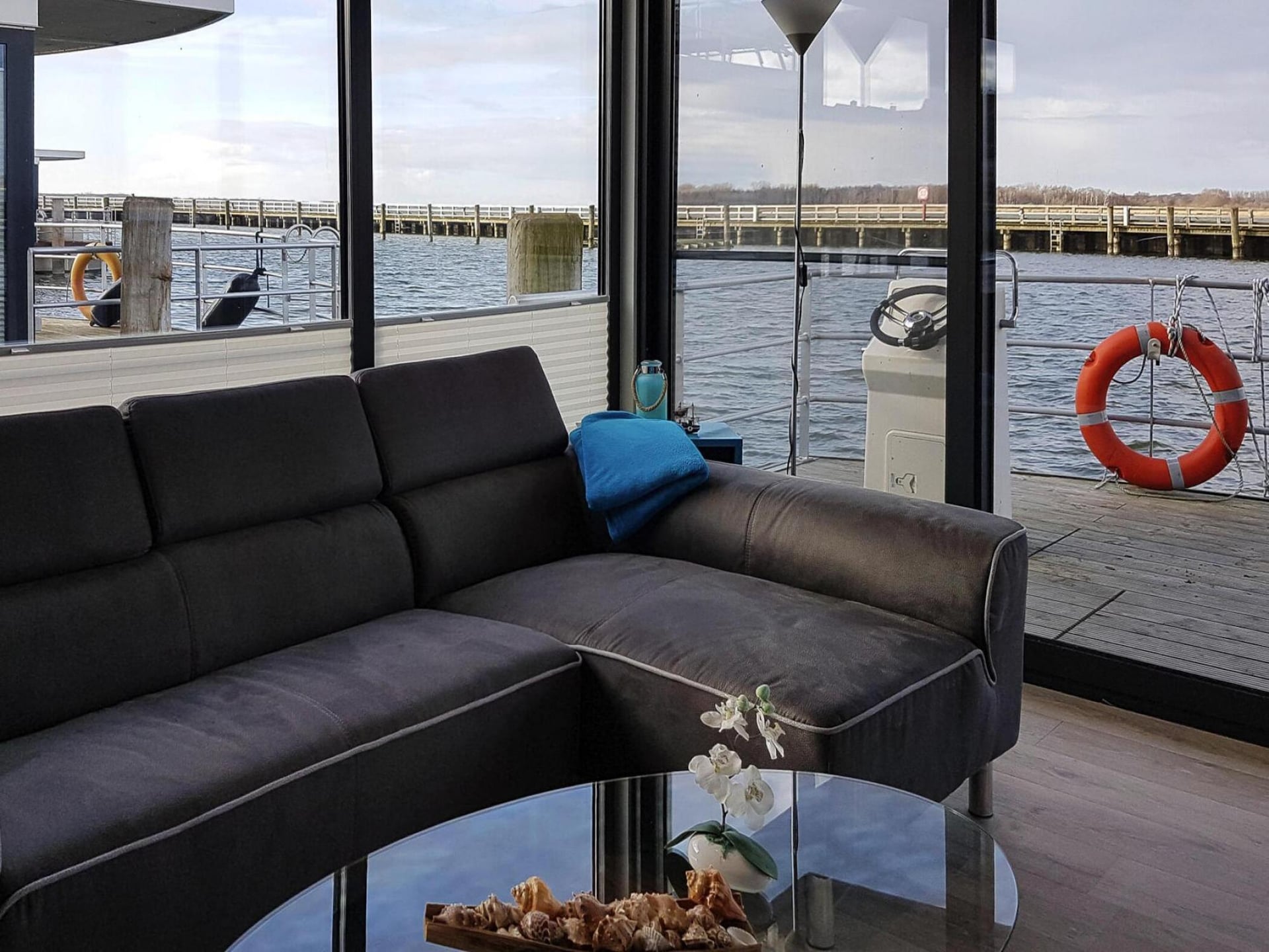 Moderne woonboot Leni in de haven van Ribnitz-Damgarten - foto 12