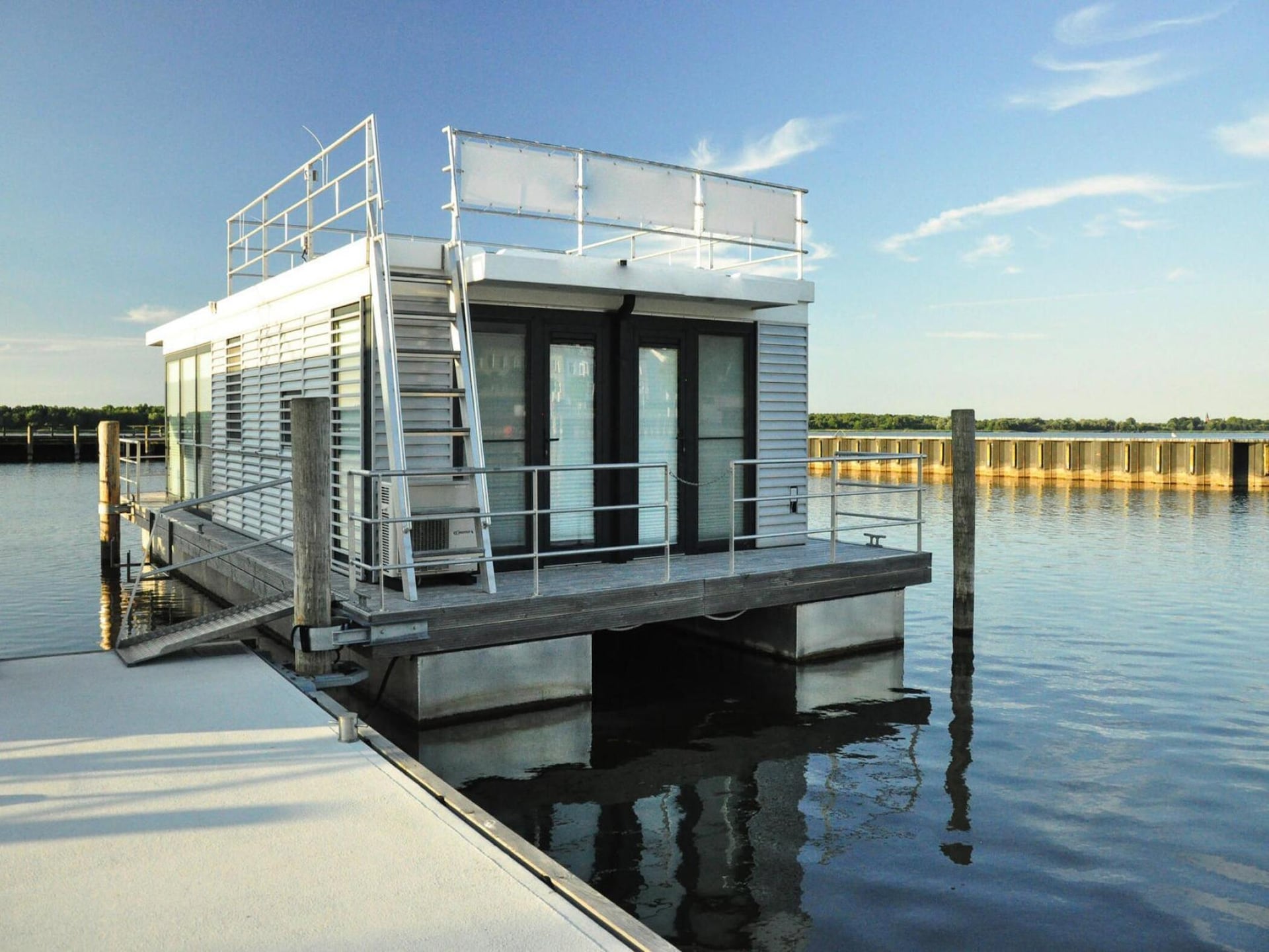 Moderne woonboot Leni in de haven van Ribnitz-Damgarten - foto 5