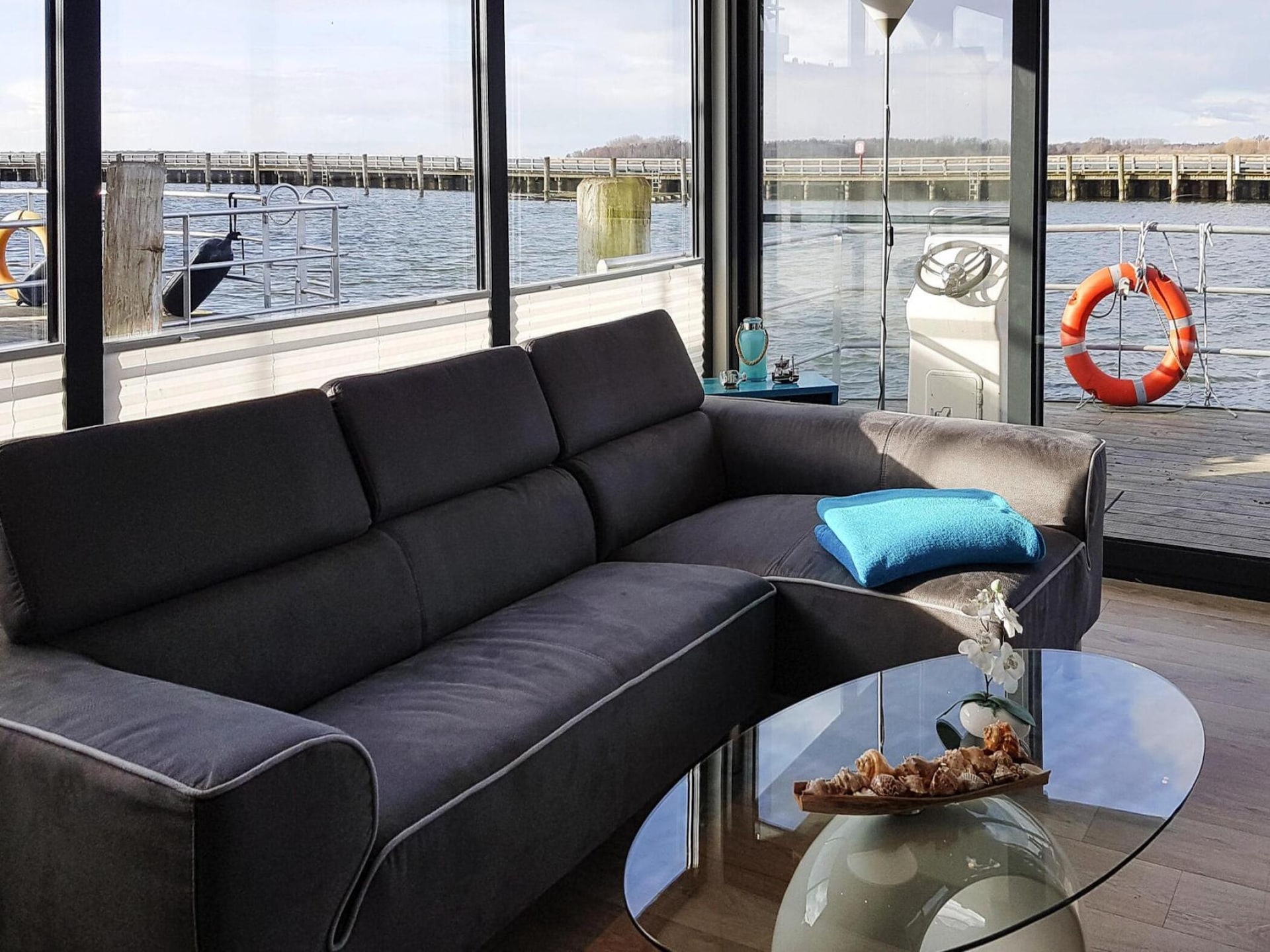 Moderne woonboot Leni in de haven van Ribnitz-Damgarten - foto 2