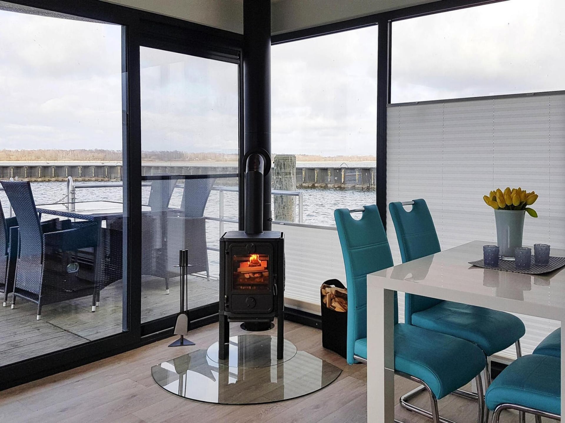 Moderne woonboot Leni in de haven van Ribnitz-Damgarten - foto 7