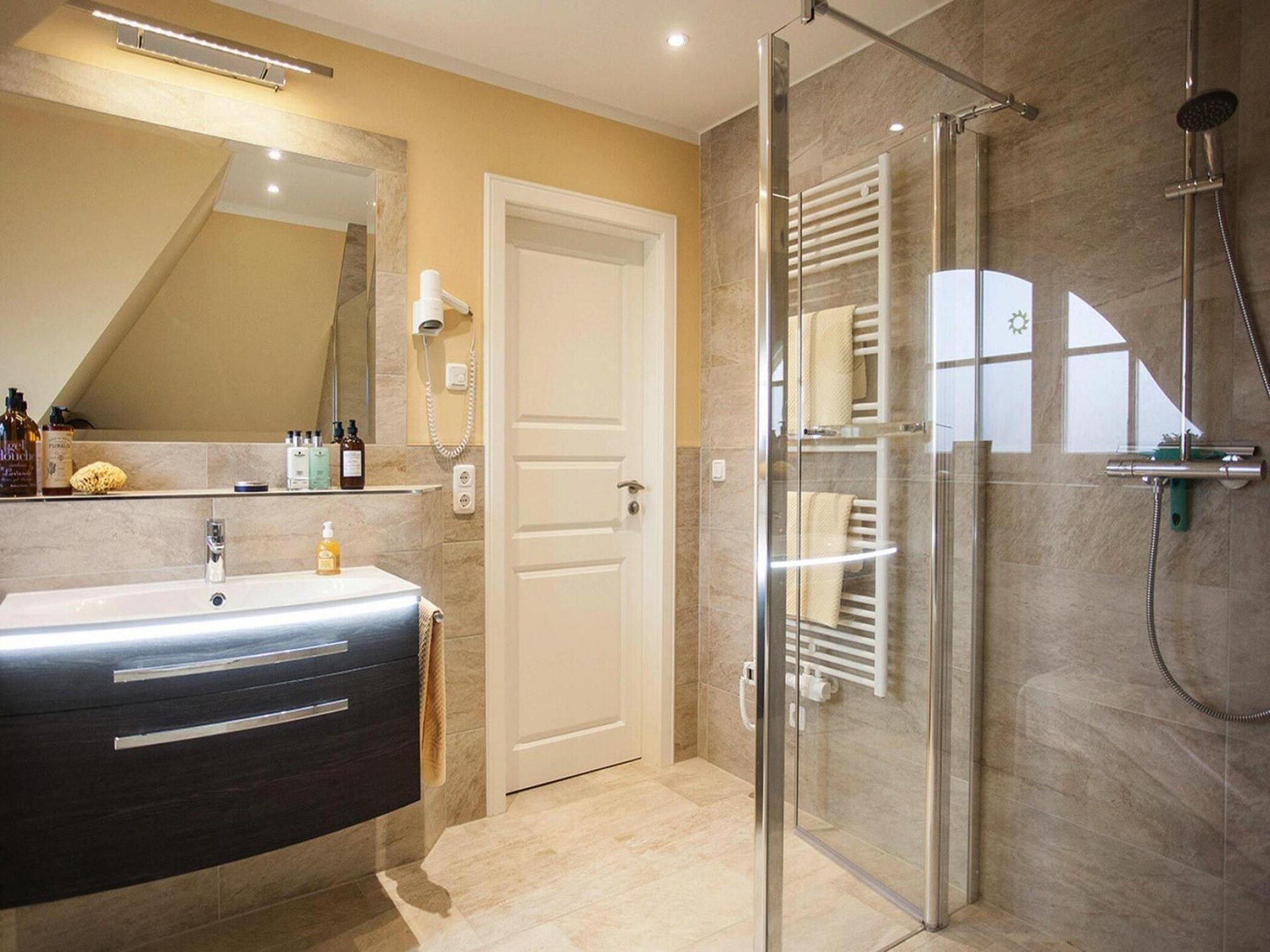 Aan het meer: Luxe rietgedekt vakantiehuis in Fuhlendorf - foto 25