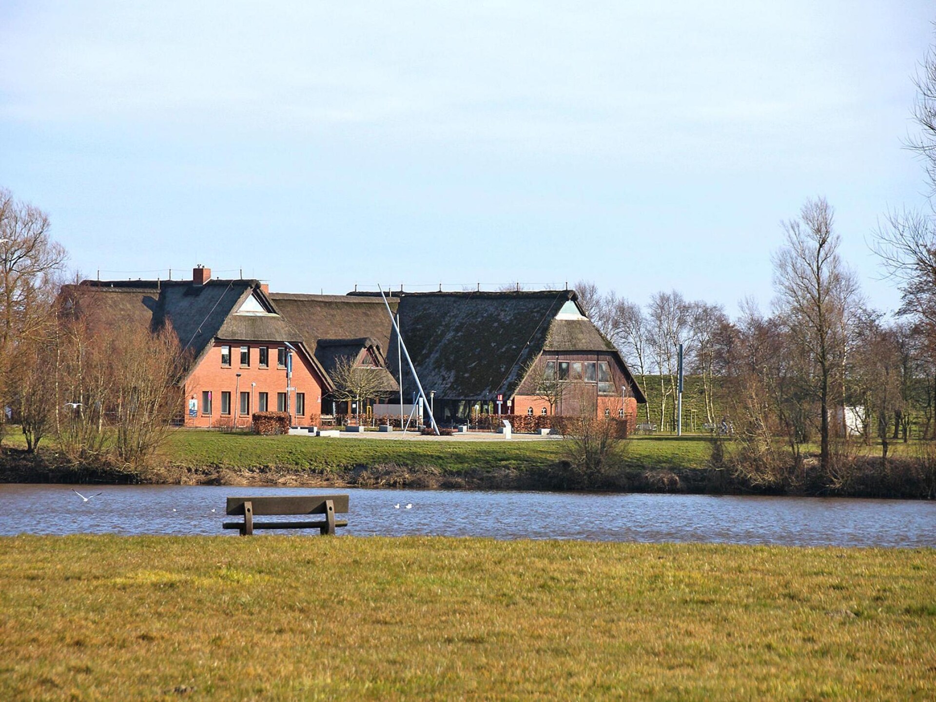 Knusse bungalow bij zee met fietsen, tuin en tennisbaan in Dornumersiel - foto 11