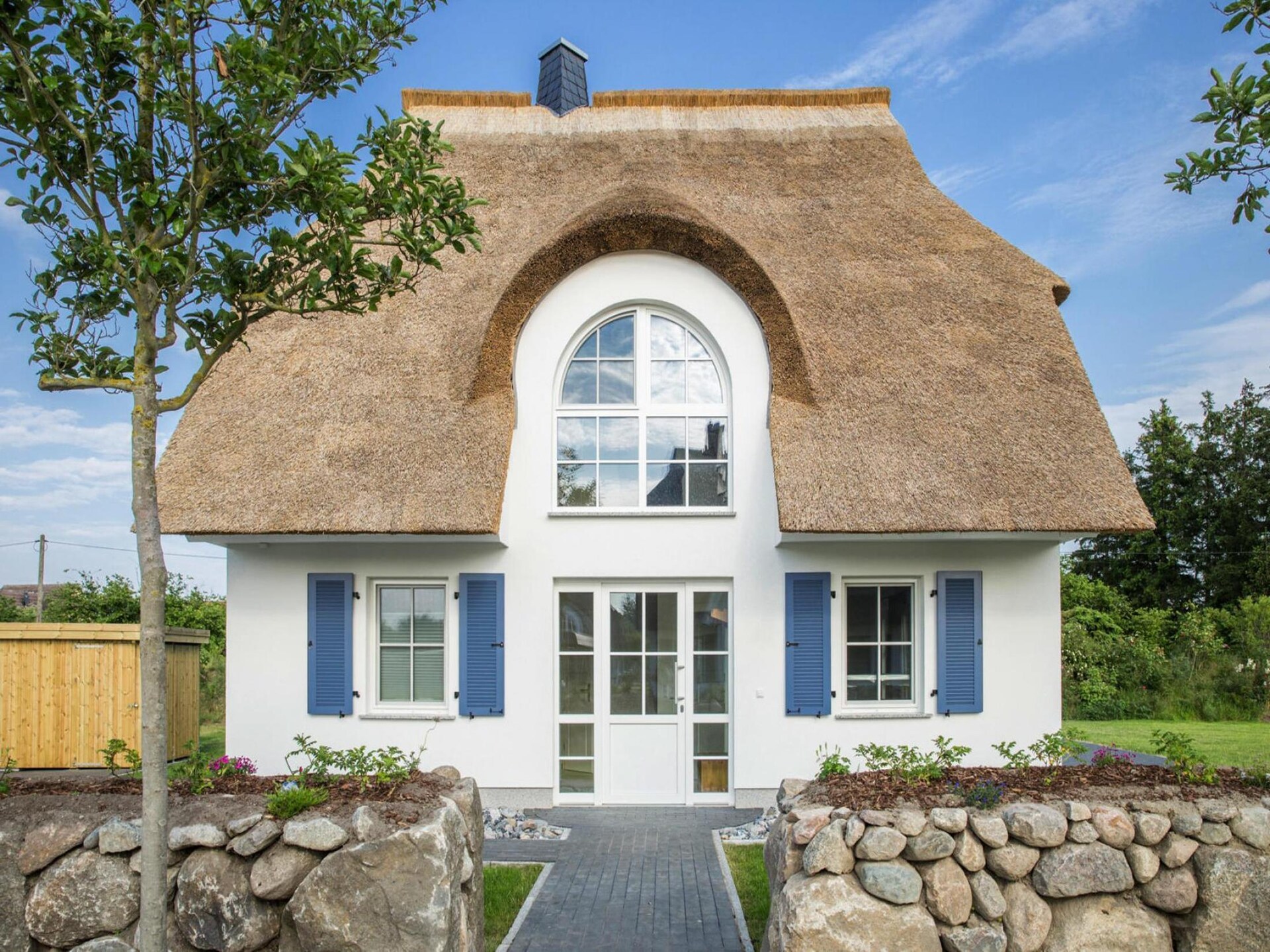 Luxe rietgedekt vakantiehuis met sauna en privé zwemplek aan de lagune - foto 1