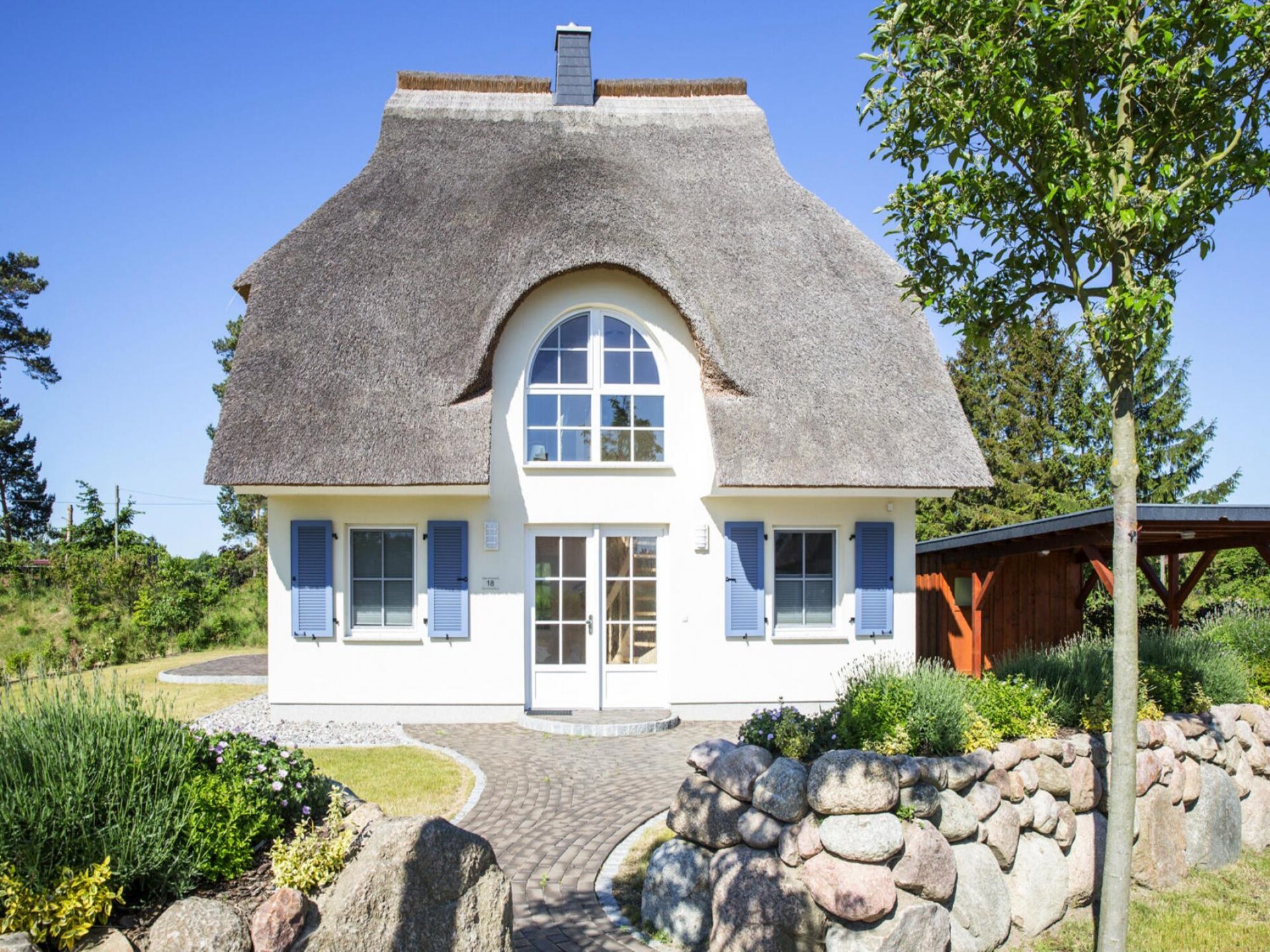 Luxe rietgedekt vakantiehuis met zwemplek aan de lagune in Fuhlendorf - foto 1