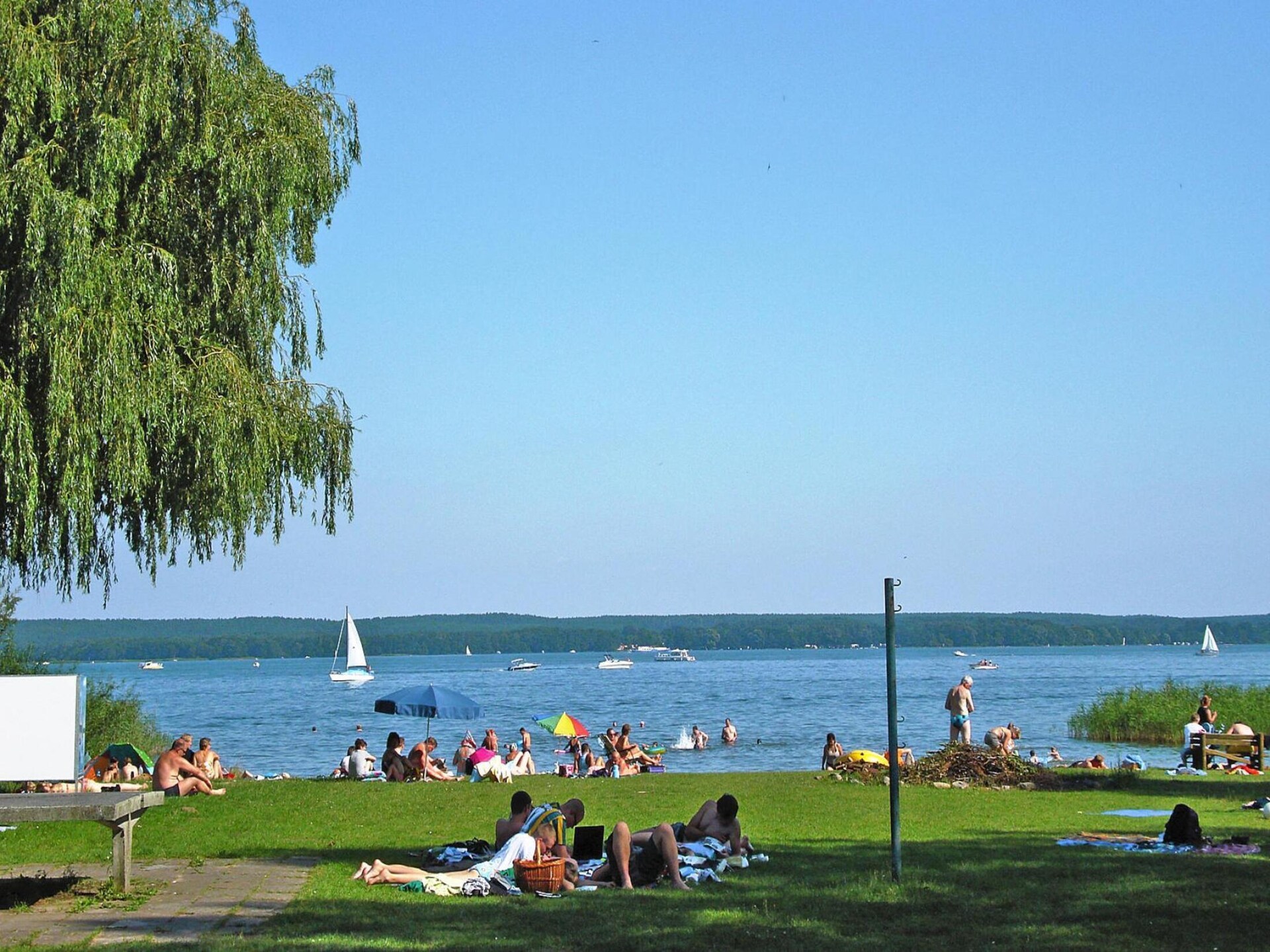 Licht vakantiehuis op 200 meter van de Plauer See met terras - foto 11