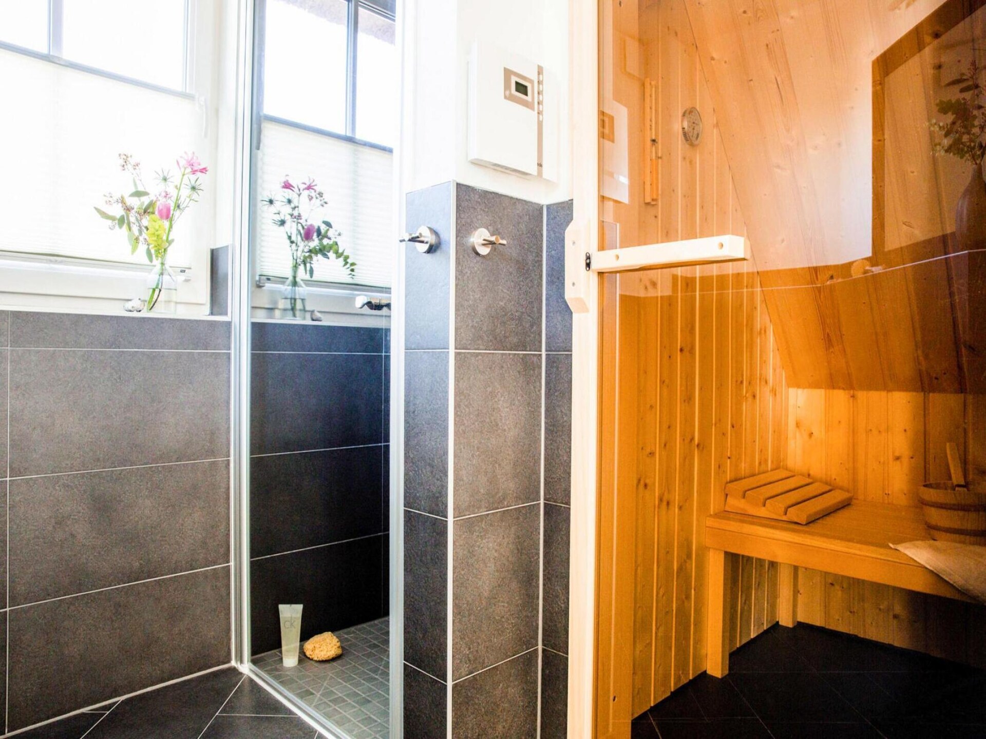 Luxe rietgedekt vakantiehuis met sauna en zwemlagune nabij Bodden - foto 19