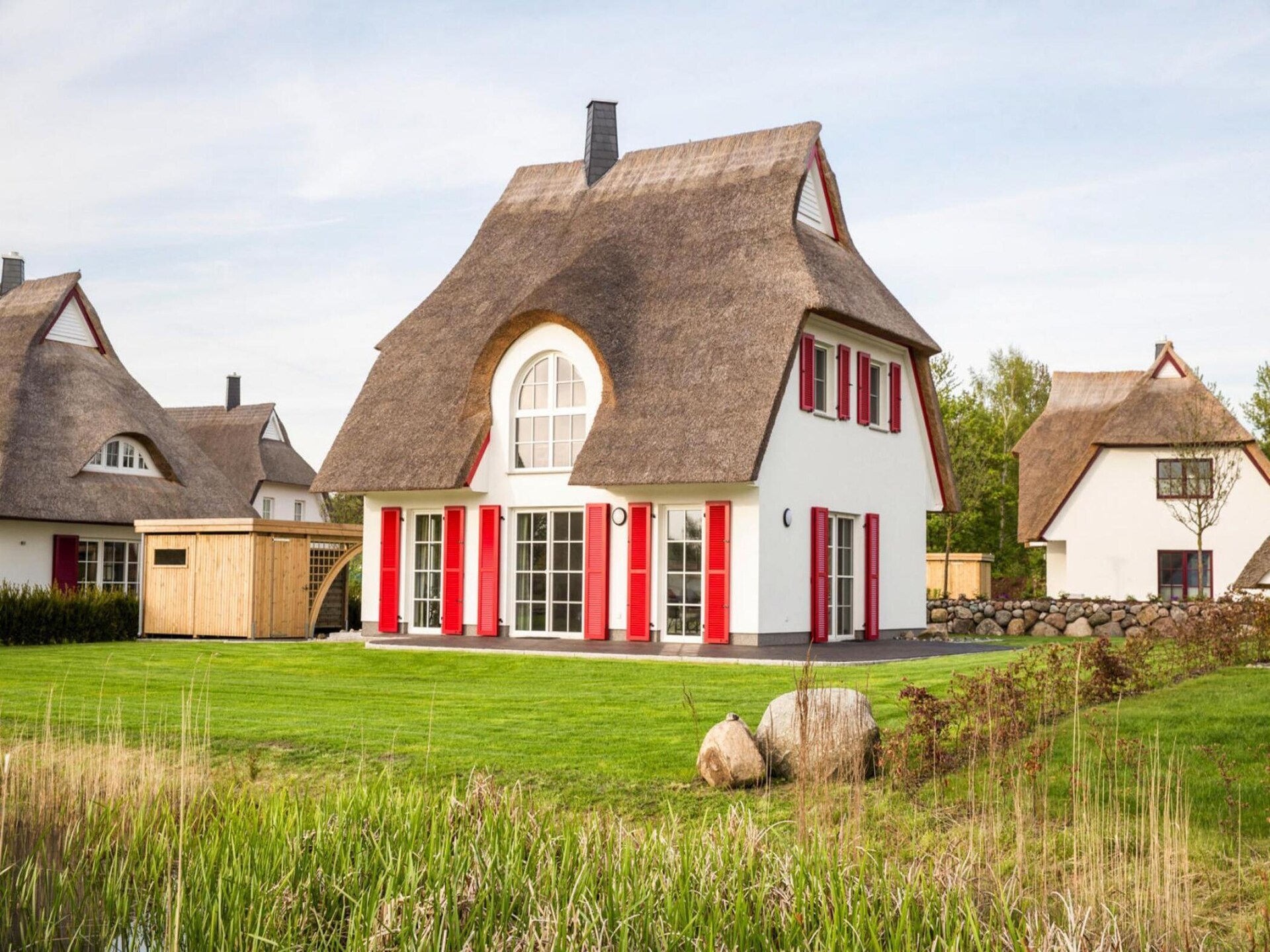 Luxe rietgedekt vakantiehuis met sauna en zwemlagune nabij Bodden - foto 1