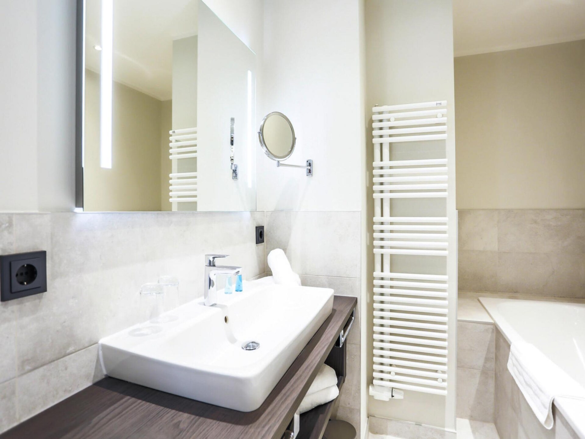 Luxe suite aan de Müritzsee – 50m van het water, wellness & golf - foto 13