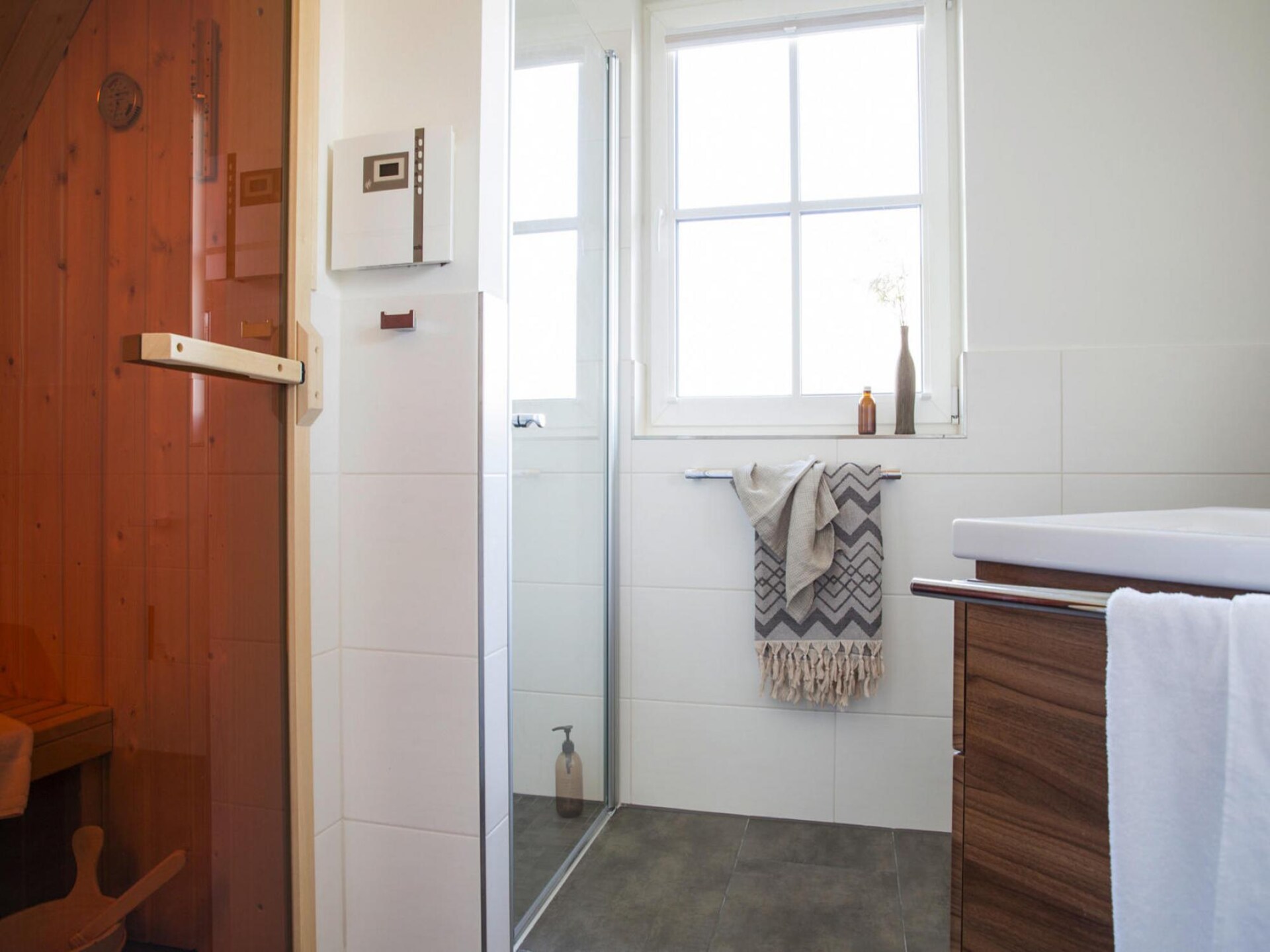 Luxe rietgedekt vakantiehuis met sauna en zwemlagune in Fuhlendorf - foto 22