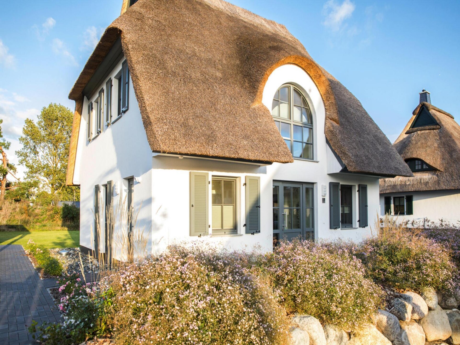 Luxe rietgedekt vakantiehuis met sauna en zwemlagune in Fuhlendorf - foto 2