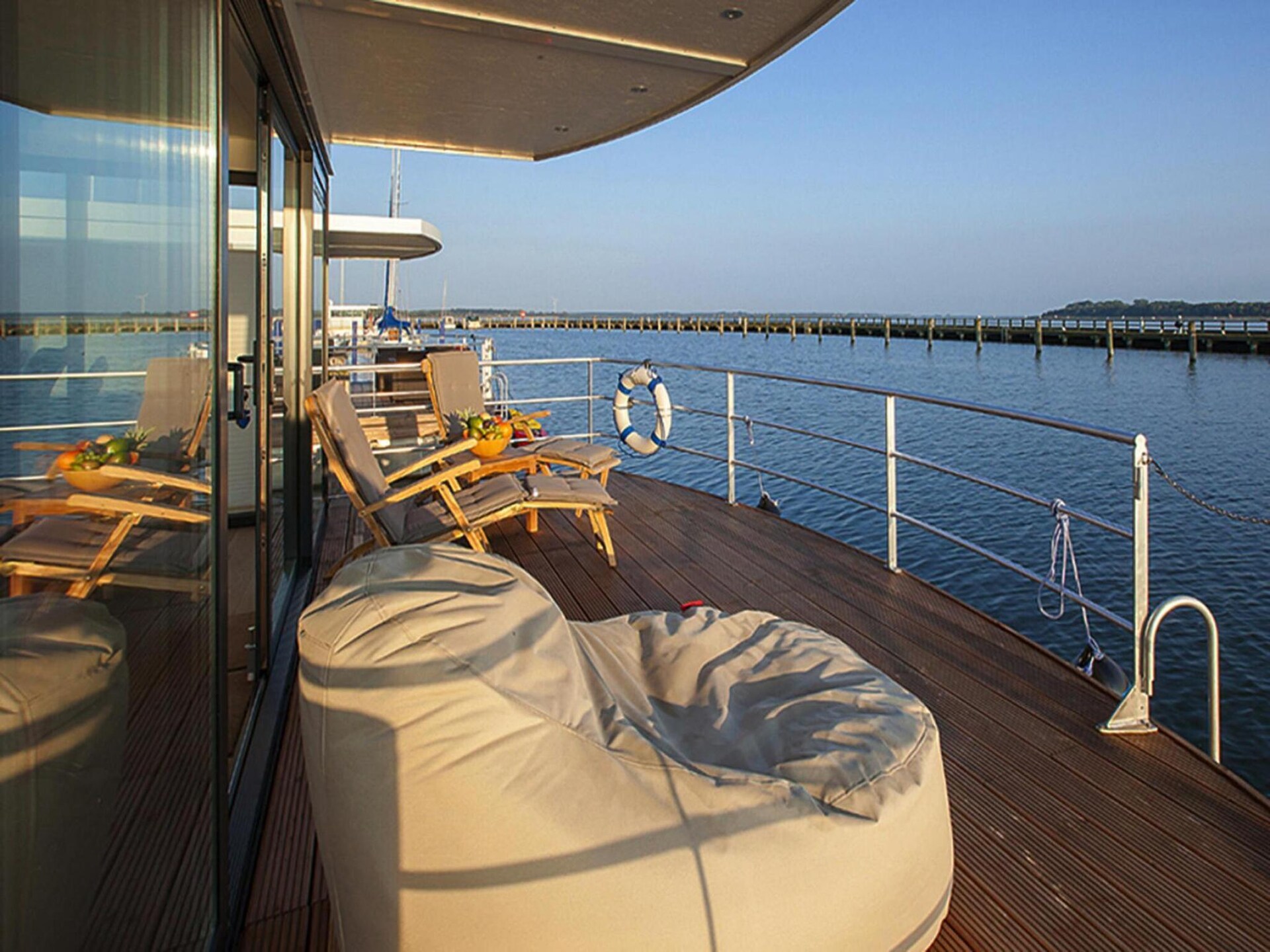 Woonboot met dakterras in de haven van Ribnitz-Damgarten - foto 25