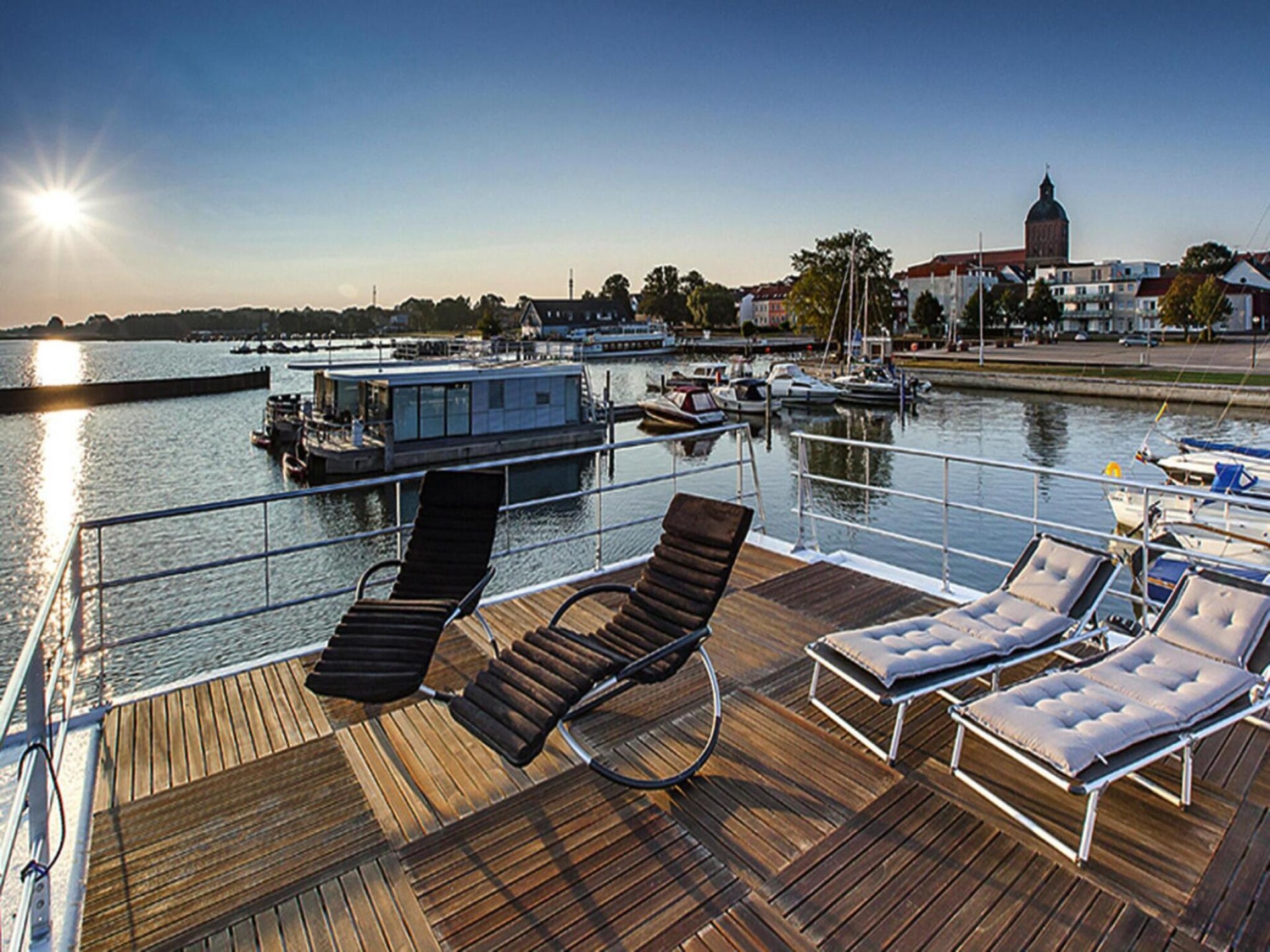 Woonboot met dakterras in de haven van Ribnitz-Damgarten - foto 27