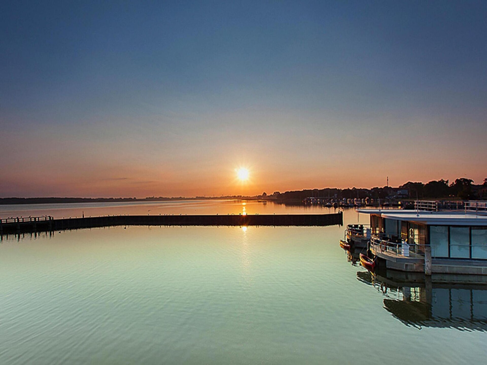 Woonboot met dakterras in de haven van Ribnitz-Damgarten - foto 32