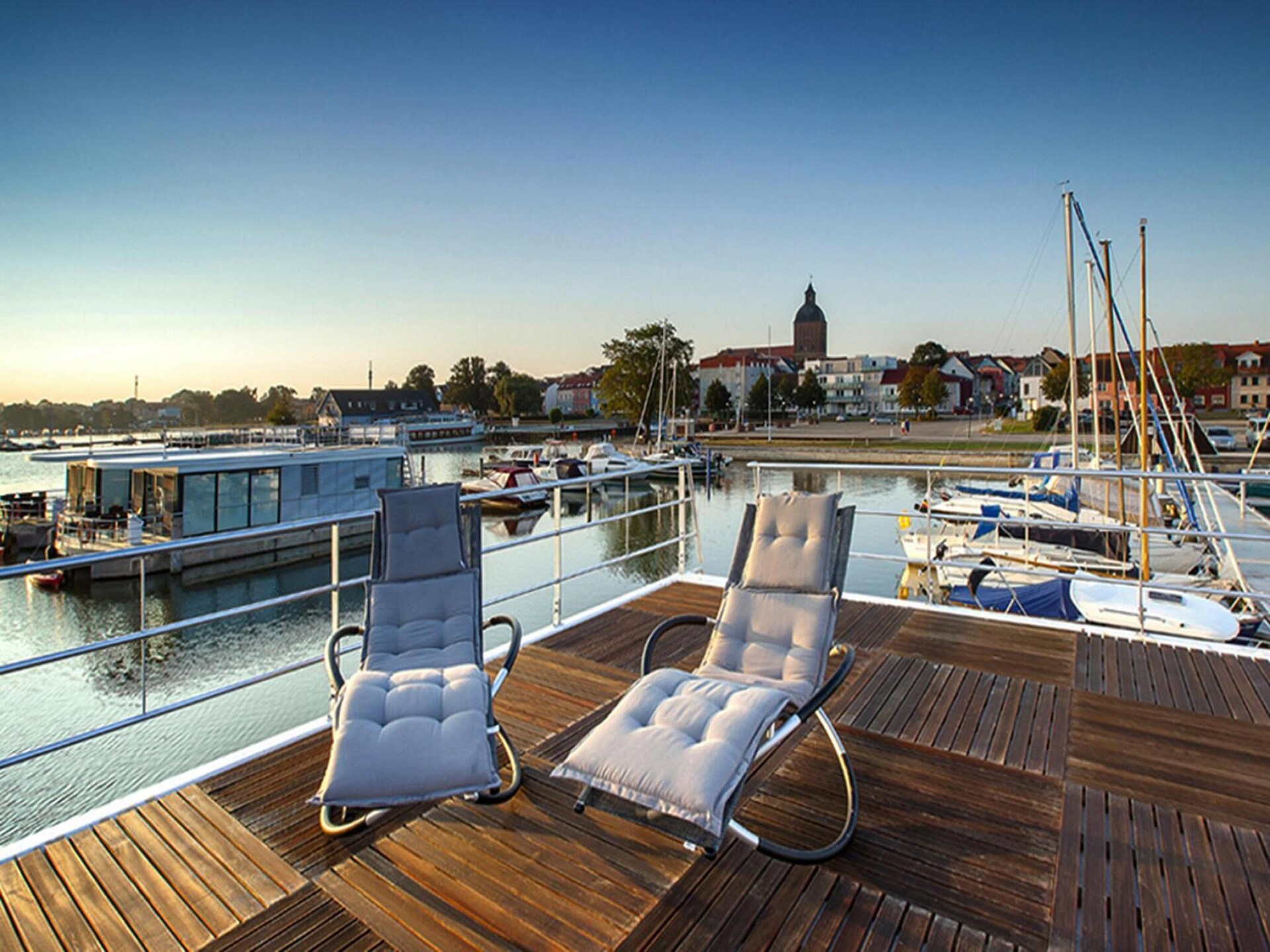Woonboot met dakterras in de haven van Ribnitz-Damgarten - foto 28
