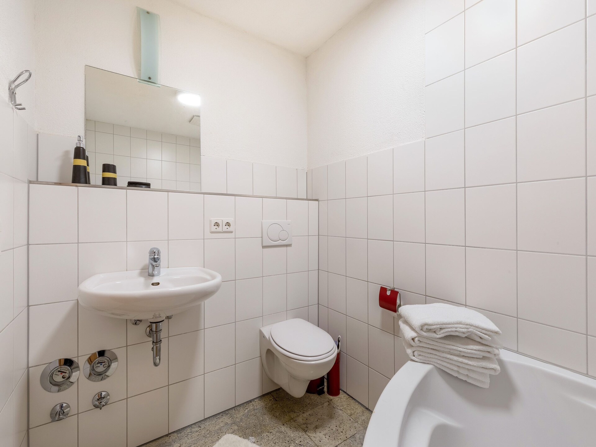 Gedurfd rood-zwart appartement bij kasteel Altshausen - foto 14